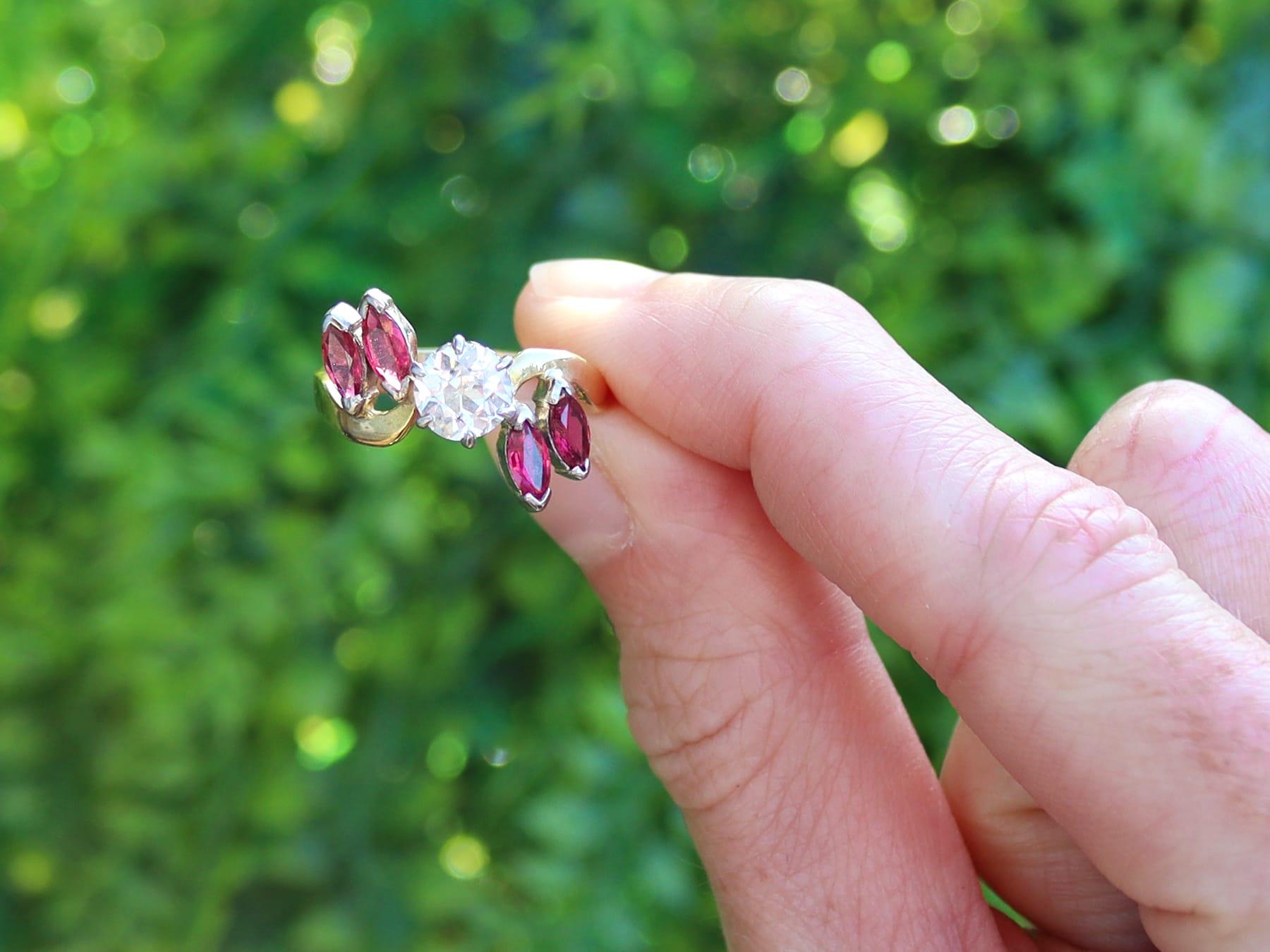 Une belle et impressionnante bague de cocktail vintage sertie d'un diamant de 1,05 carat et d'un rubis naturel de 0,87 carat, en or jaune 18 carats et en or blanc 18 carats. Cette bague fait partie de nos collections de bijoux anciens et