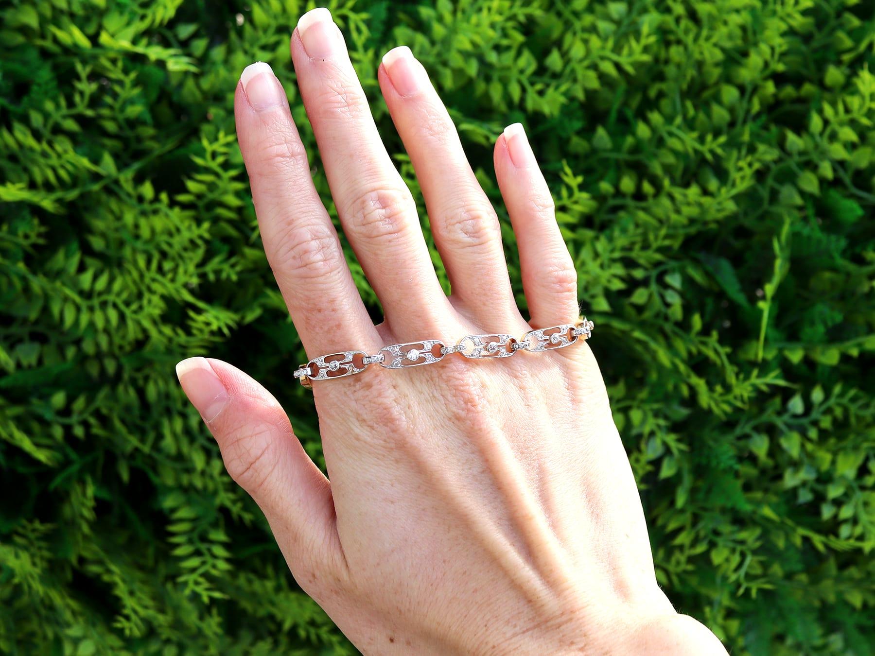 Un impressionante bracciale antico con diamante da 1,05 carati, oro giallo da 12 carati e platino; fa parte delle nostre diverse collezioni di gioielli antichi e gioielli di proprietà.

Questo raffinato e imponente bracciale con diamanti antichi è