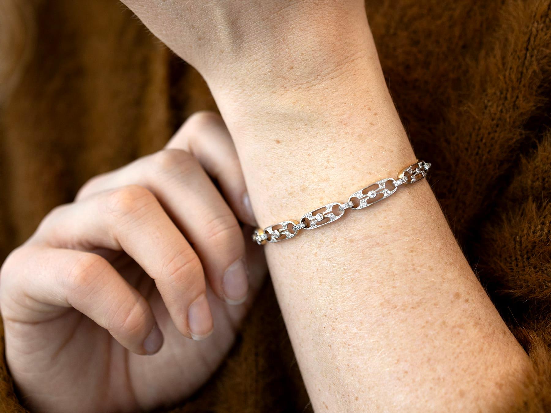 Bracciale antico con diamanti da 1,05 carati e oro giallo incastonato in platino in vendita 1