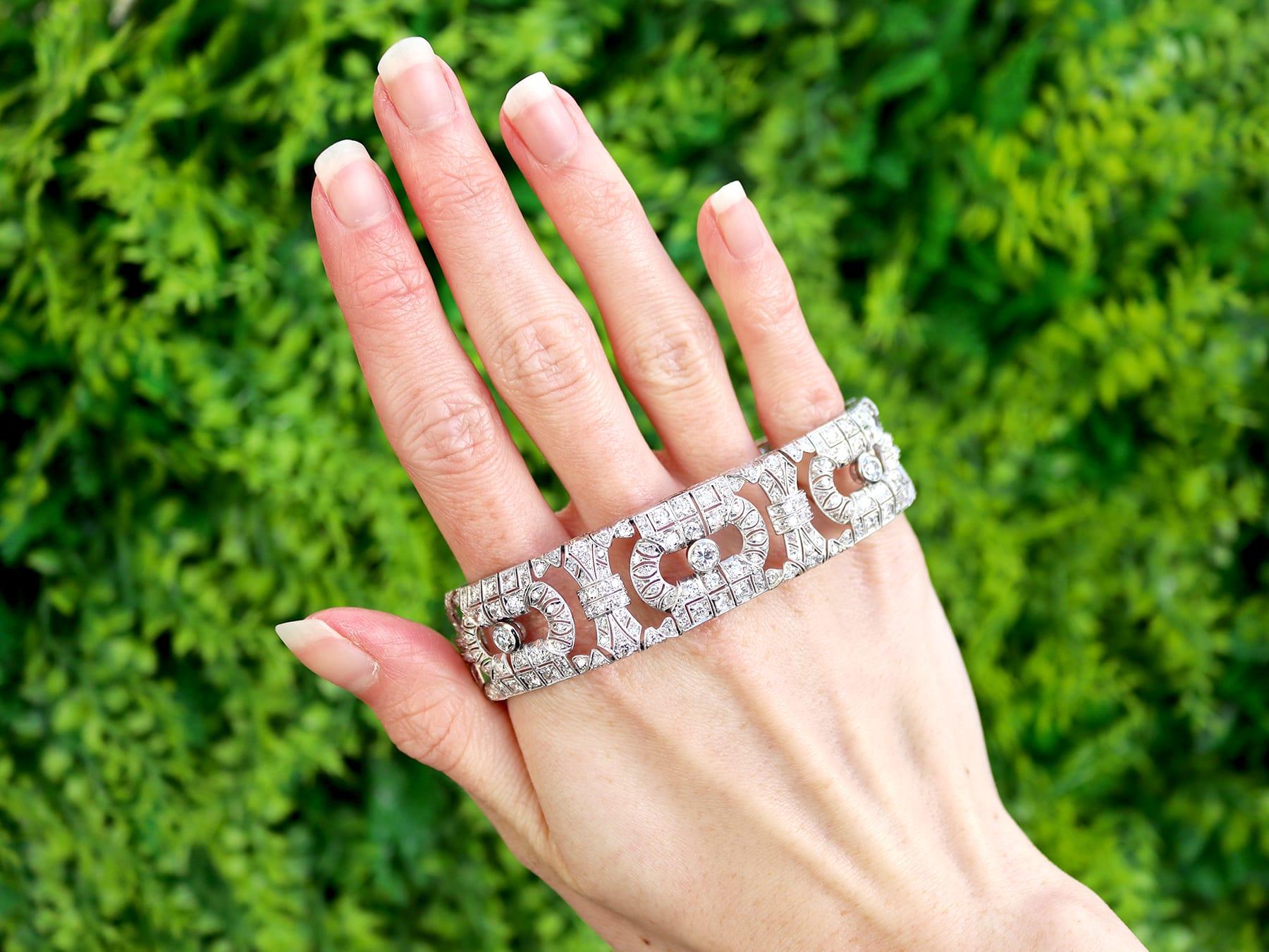 A stunning, fine and impressive antique 1920's 11.32 carat diamond and platinum Art Deco bracelet; part of our diverse antique luxury diamond bracelet collections

This stunning, fine and impressive antique diamond bracelet has been crafted in