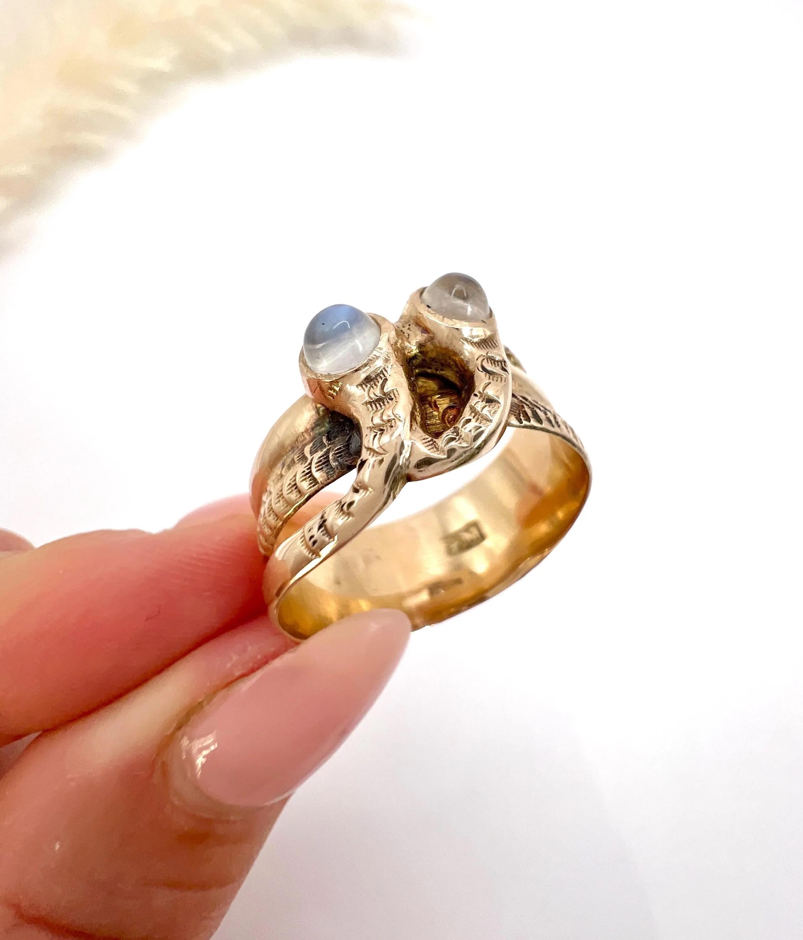 Antiker 10ct Gold, 1920er Jahre Doppelköpfiger Mondstein Schlangenring im Zustand „Gut“ im Angebot in Brighton, GB