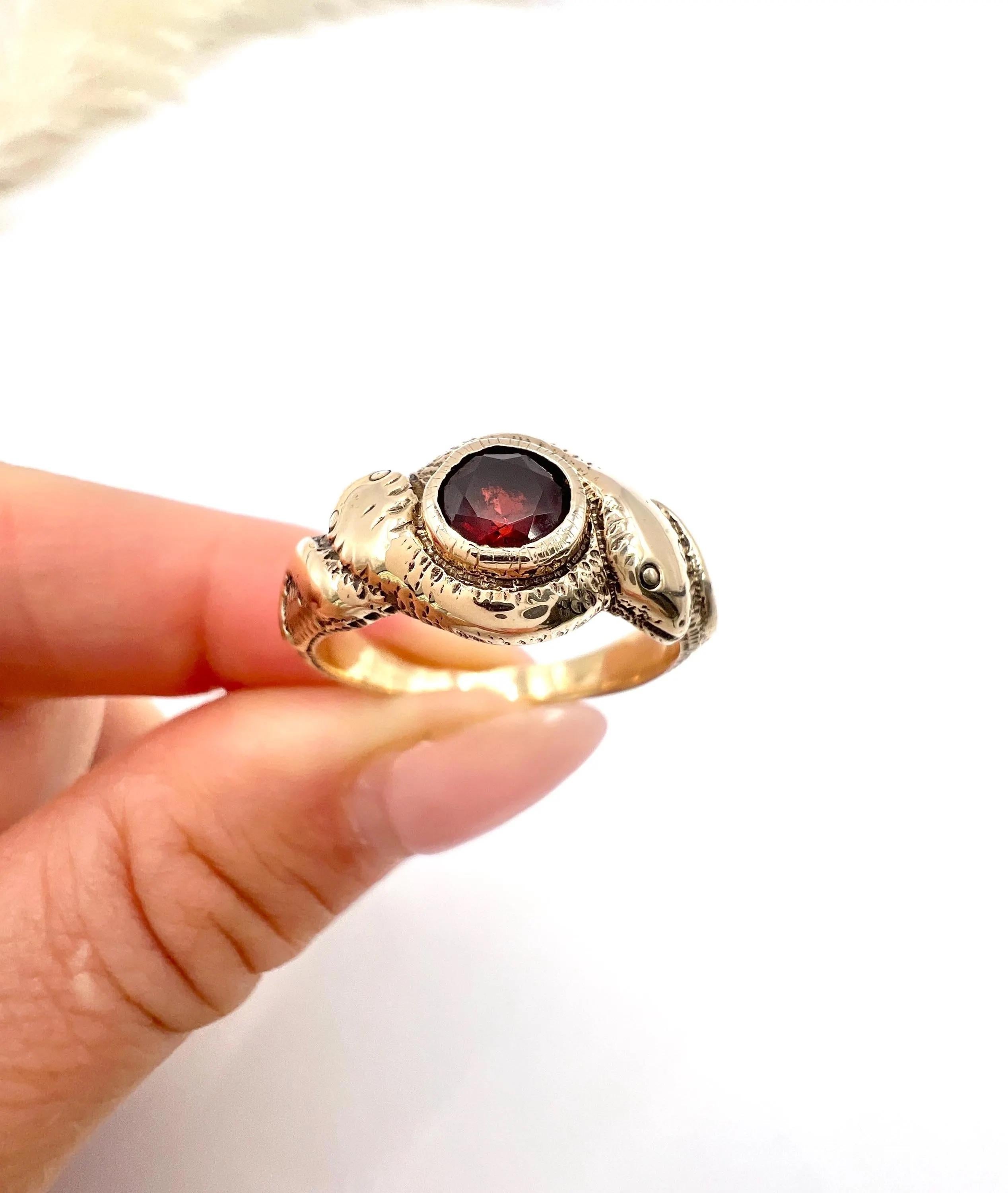 Antiguo anillo de serpiente de oro rosa de 10 ct, eduardiano con granate de dos cabezas en venta 5
