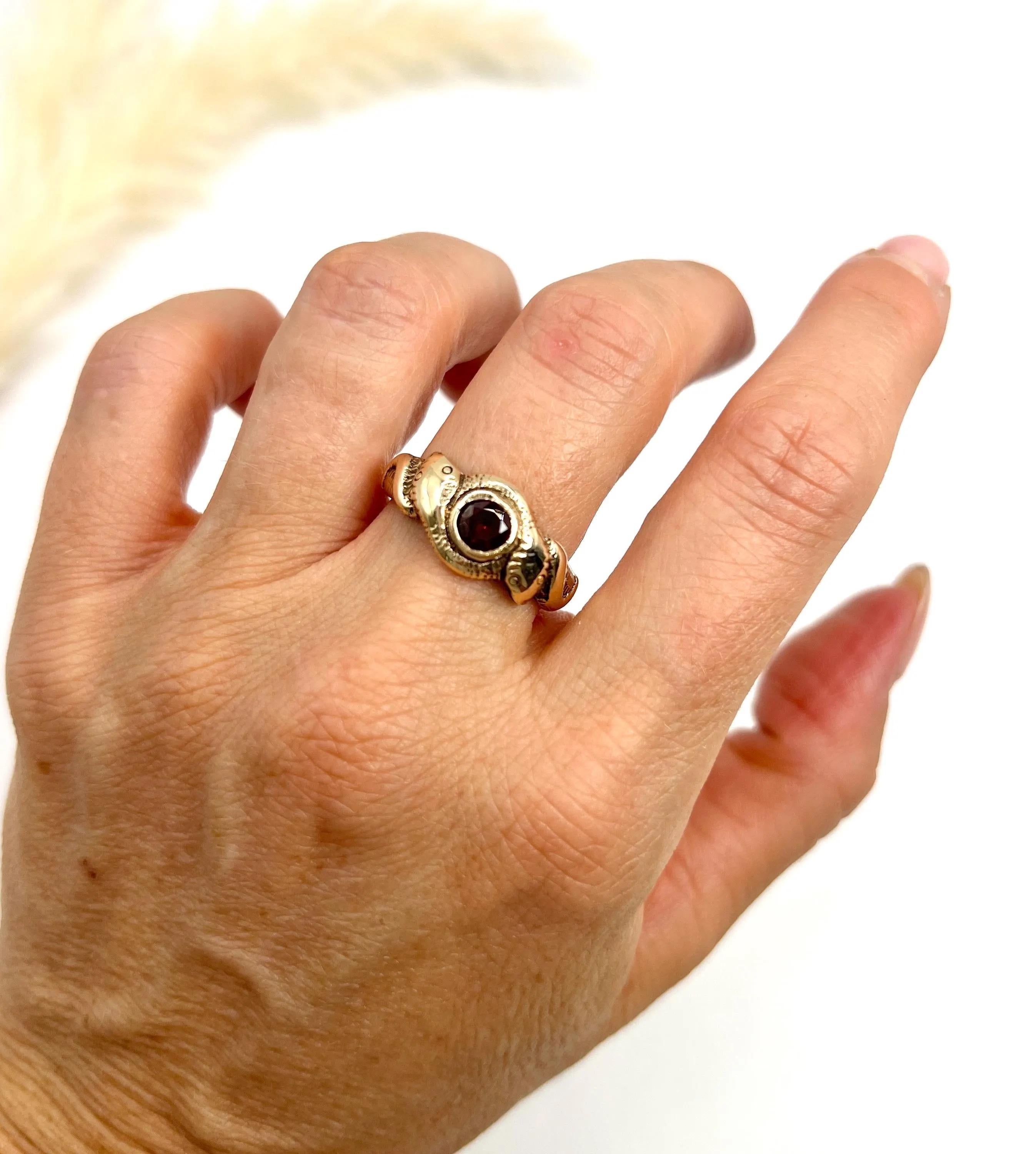 Anillo de serpiente antiguo 

Oro de 10 ct Testado

Alrededor de 1910

Este exquisito anillo de la época eduardiana muestra un cautivador diseño de serpiente de dos cabezas, elegantemente elaborado en oro rosa de 10 ct. Las dos serpientes se