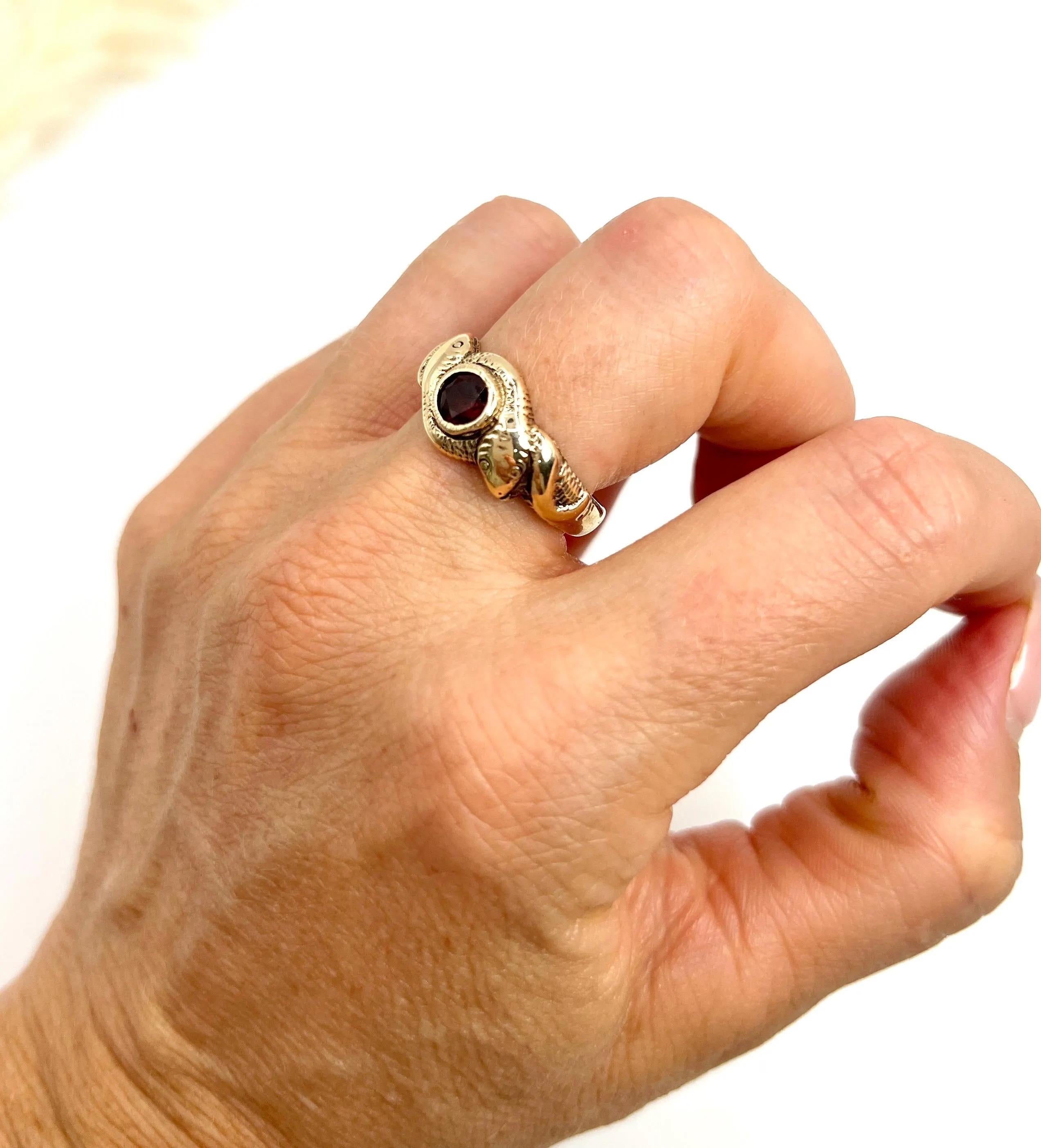 Antiguo anillo de serpiente de oro rosa de 10 ct, eduardiano con granate de dos cabezas Corte redondo en venta