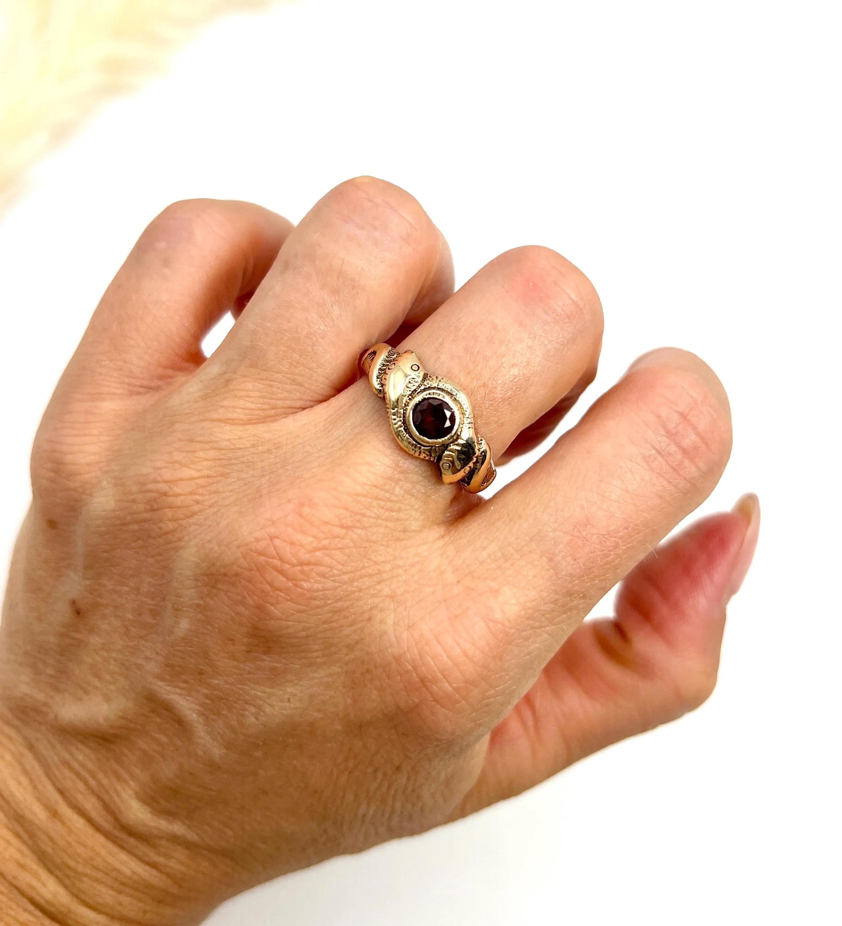 Antiguo anillo de serpiente de oro rosa de 10 ct, eduardiano con granate de dos cabezas en Bueno estado para la venta en Brighton, GB