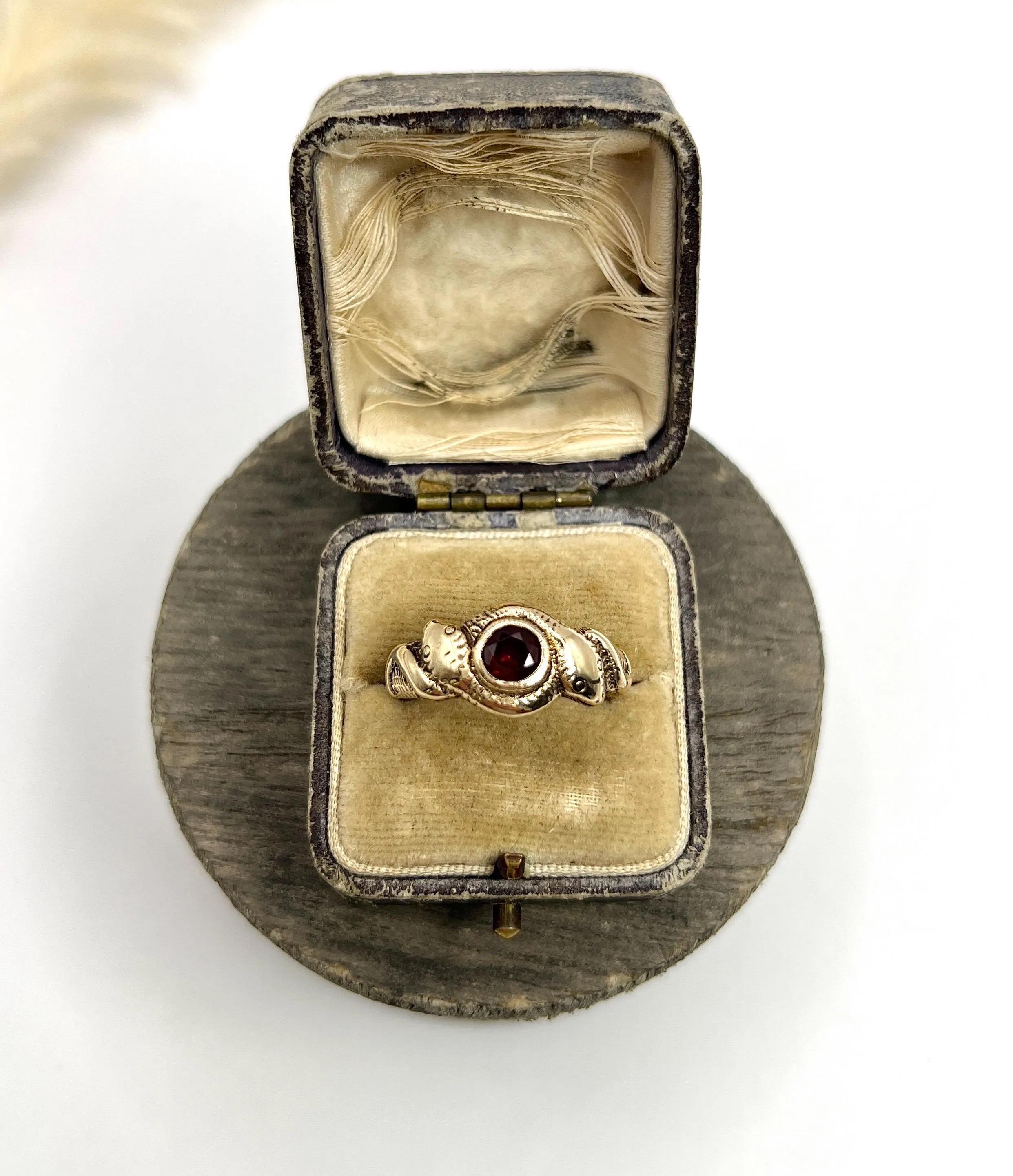 Femenino o masculino Antiguo anillo de serpiente de oro rosa de 10 ct, eduardiano con granate de dos cabezas en venta