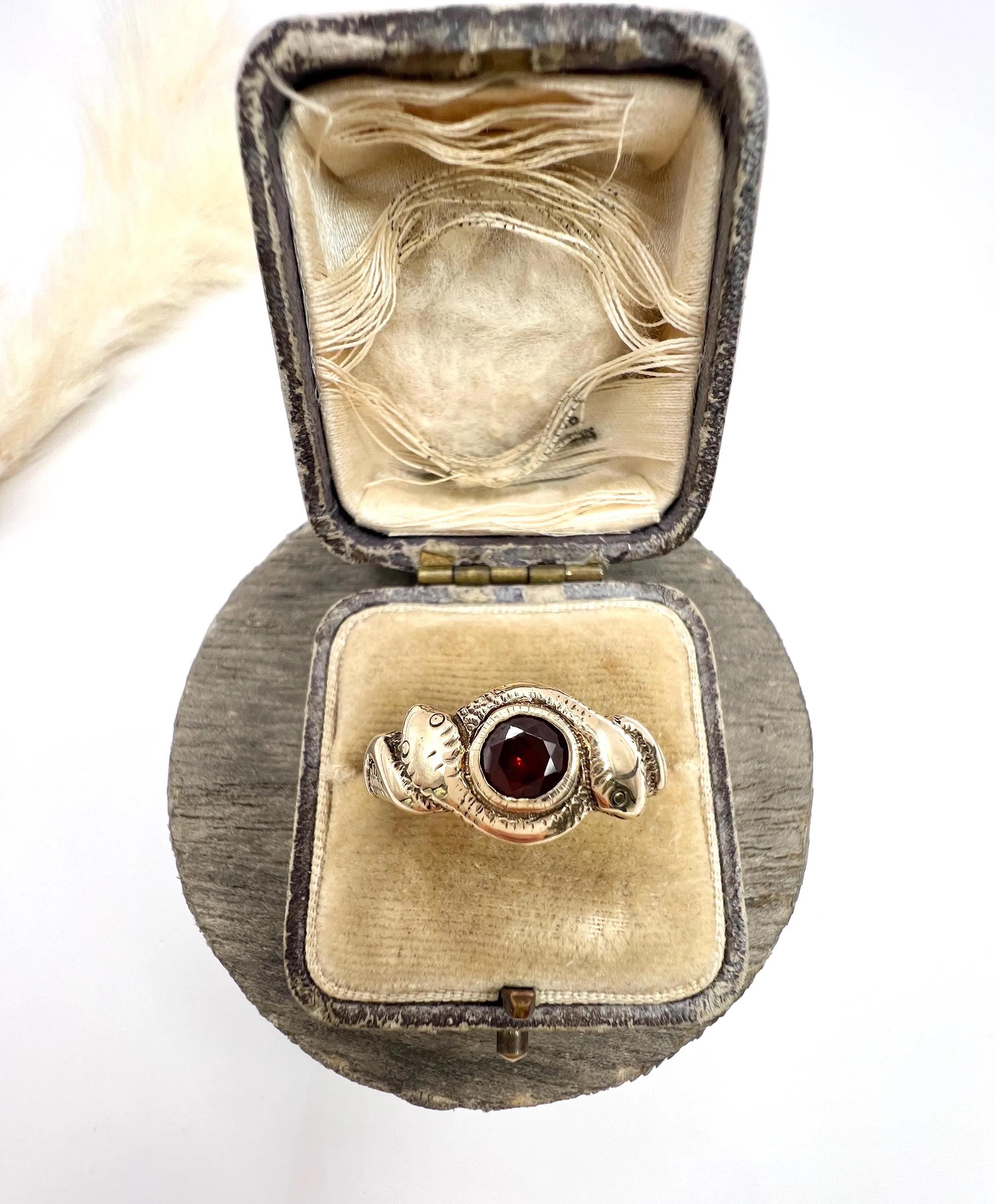 Antiguo anillo de serpiente de oro rosa de 10 ct, eduardiano con granate de dos cabezas en venta 2