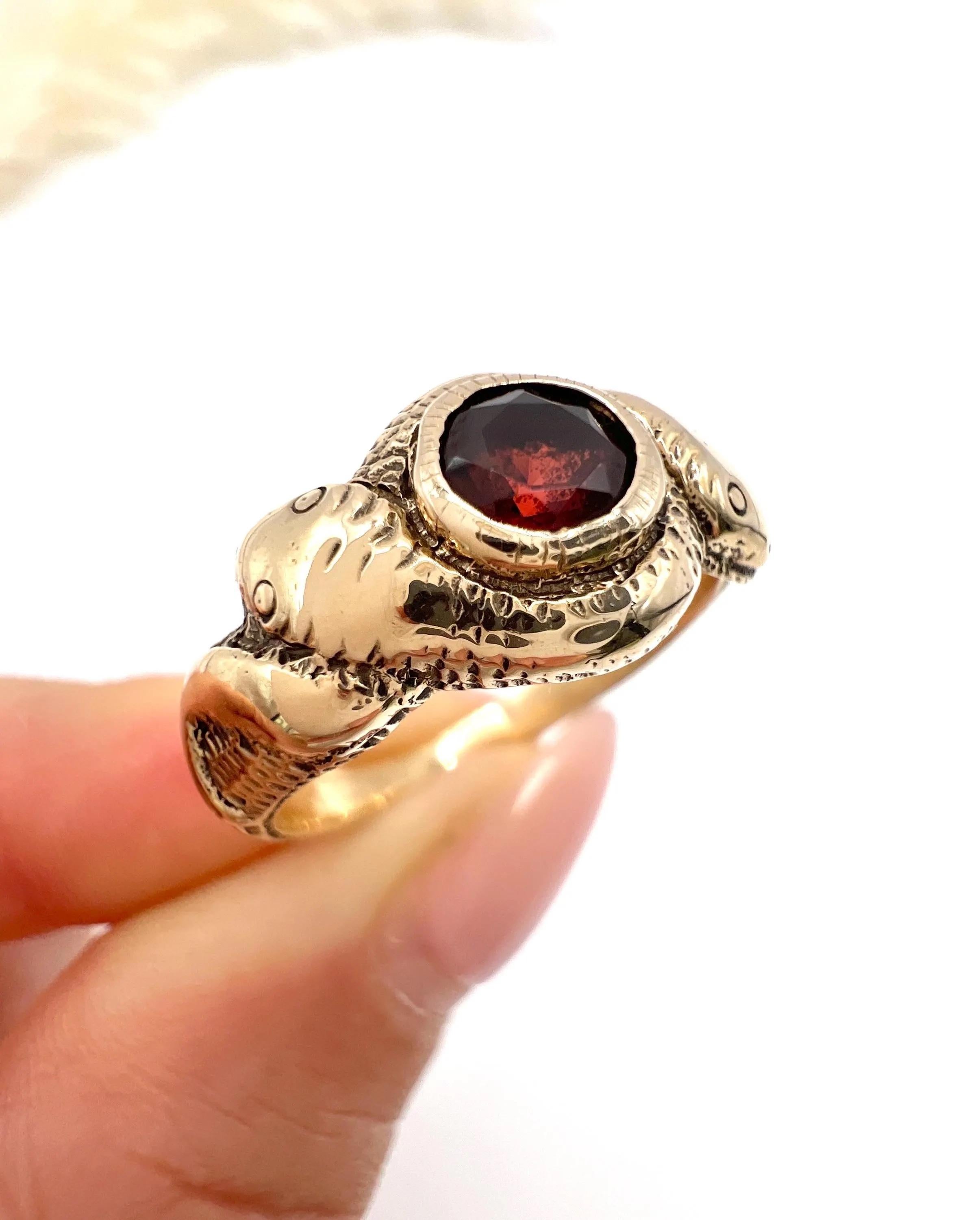 Antiguo anillo de serpiente de oro rosa de 10 ct, eduardiano con granate de dos cabezas en venta 4