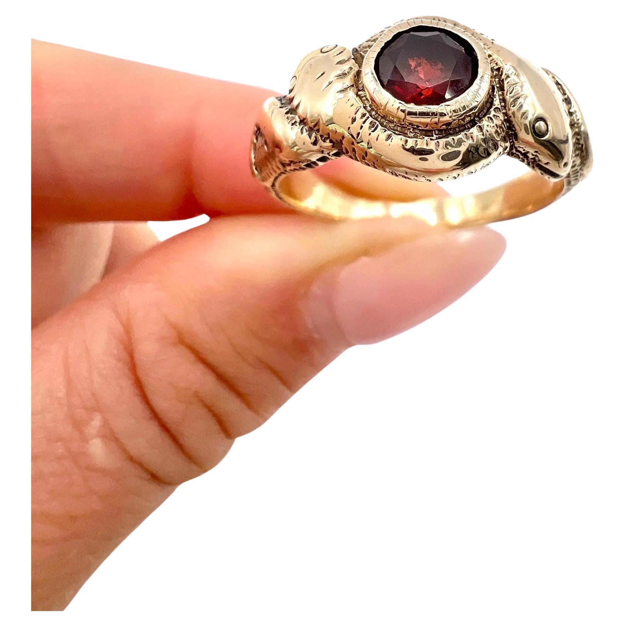 Antiguo anillo de serpiente de oro rosa de 10 ct, eduardiano con granate de dos cabezas en venta
