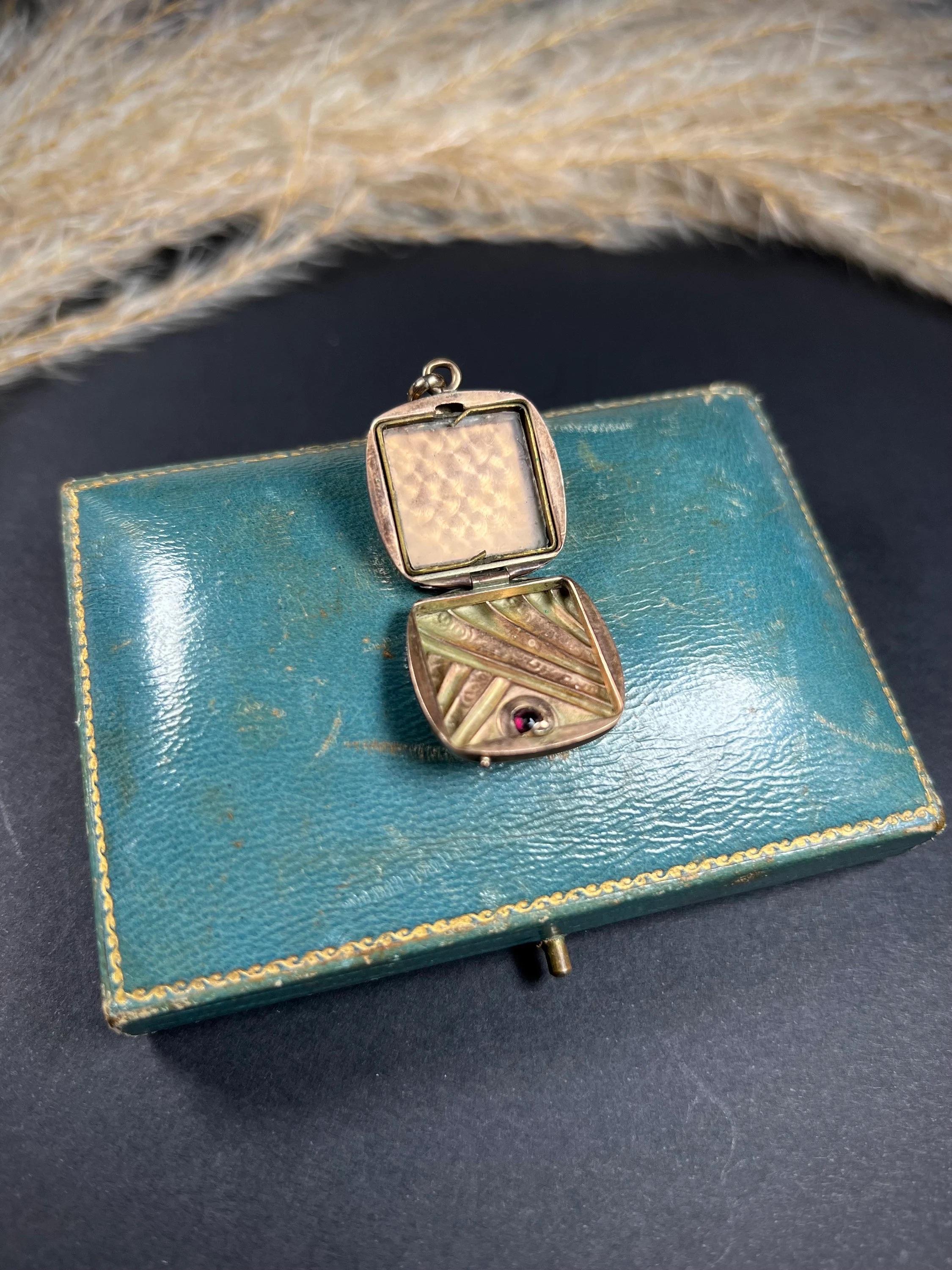 Antico medaglione quadrato in oro rosa 10ct Edwardian con granato in vendita 4