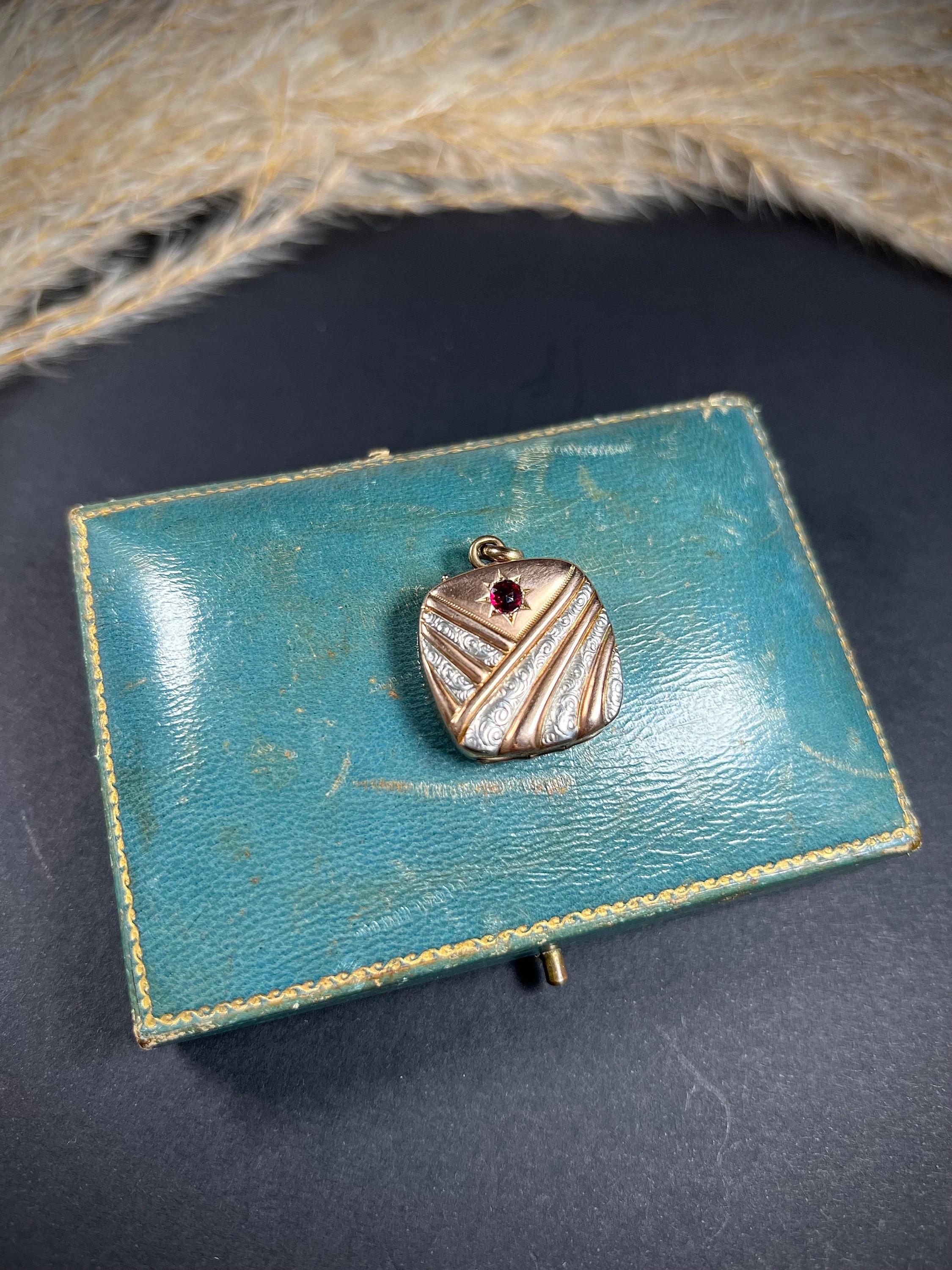 Medaglione quadrato antico

Testato in oro 10 ct.

Circa 1910

Questo splendido medaglione di forma quadrata è un vero e proprio capolavoro dell'epoca edoardiana, realizzato in oro rosa 10ct e con graziose strisce in oro bianco per creare un