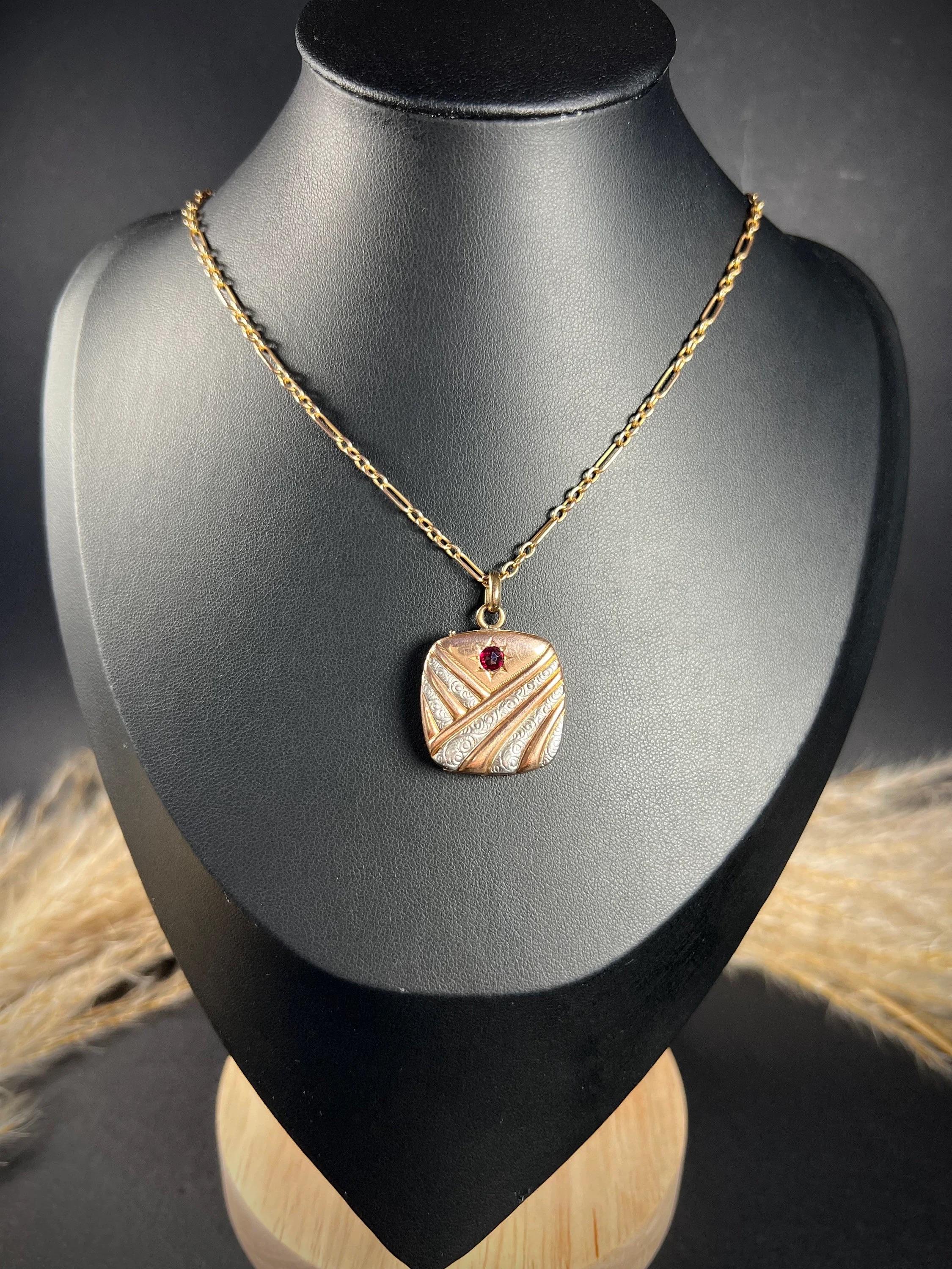 Taglio ovale Antico medaglione quadrato in oro rosa 10ct Edwardian con granato in vendita