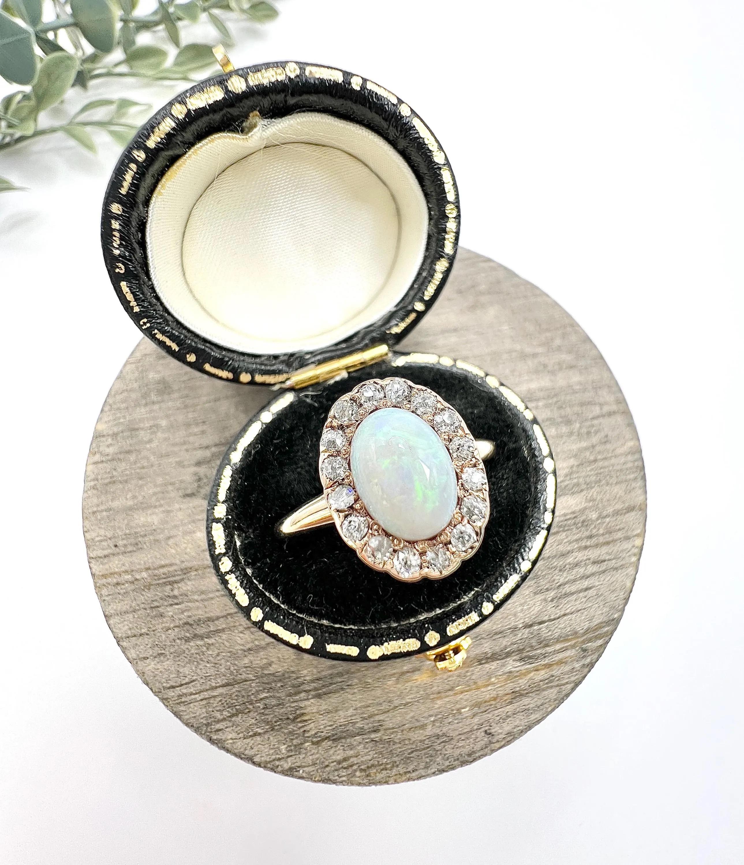 Anello antico in oro giallo 10ct, opale vittoriano e diamante a forma di mazzo ovale in vendita 6