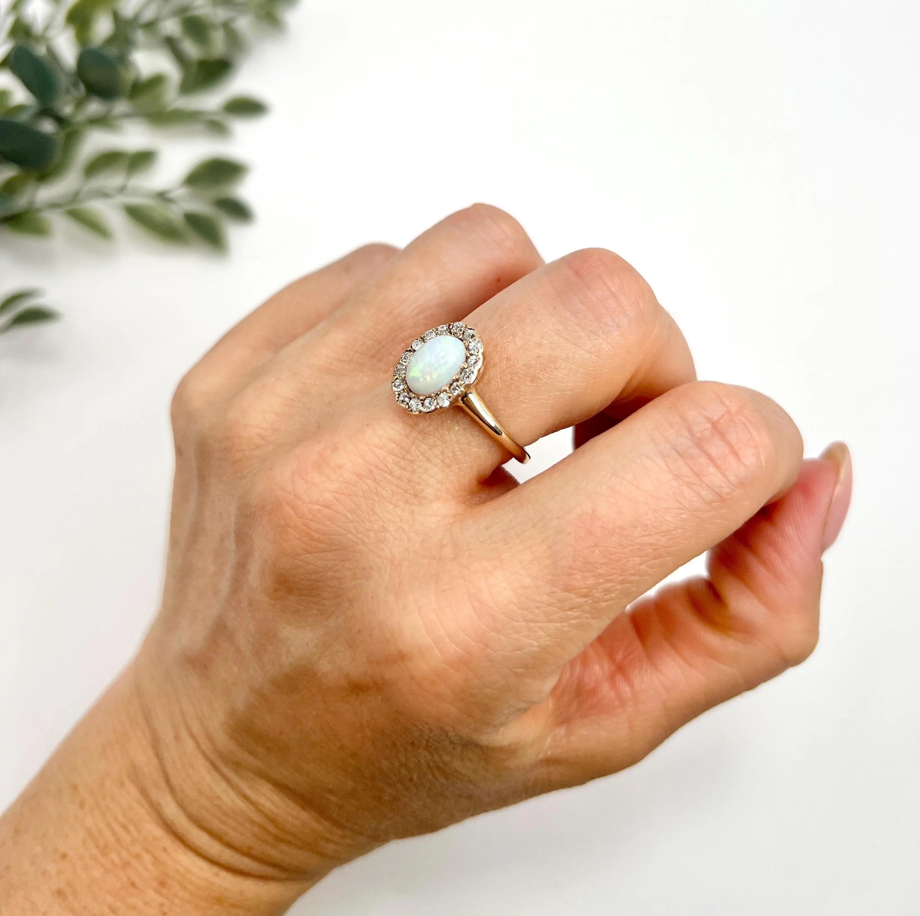 Taglio ovale Anello antico in oro giallo 10ct, opale vittoriano e diamante a forma di mazzo ovale in vendita