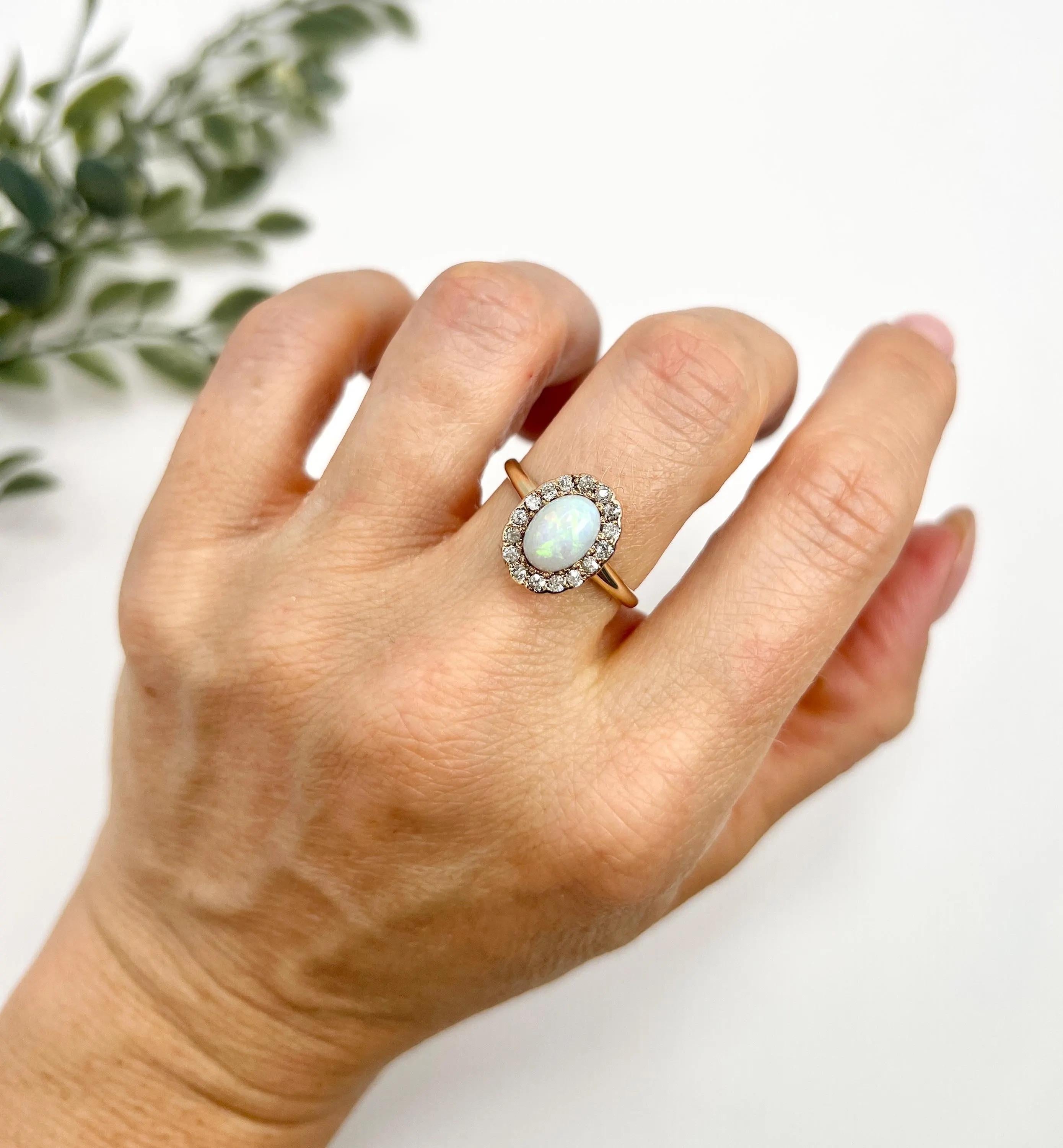 Anello antico in oro giallo 10ct, opale vittoriano e diamante a forma di mazzo ovale In condizioni buone in vendita a Brighton, GB