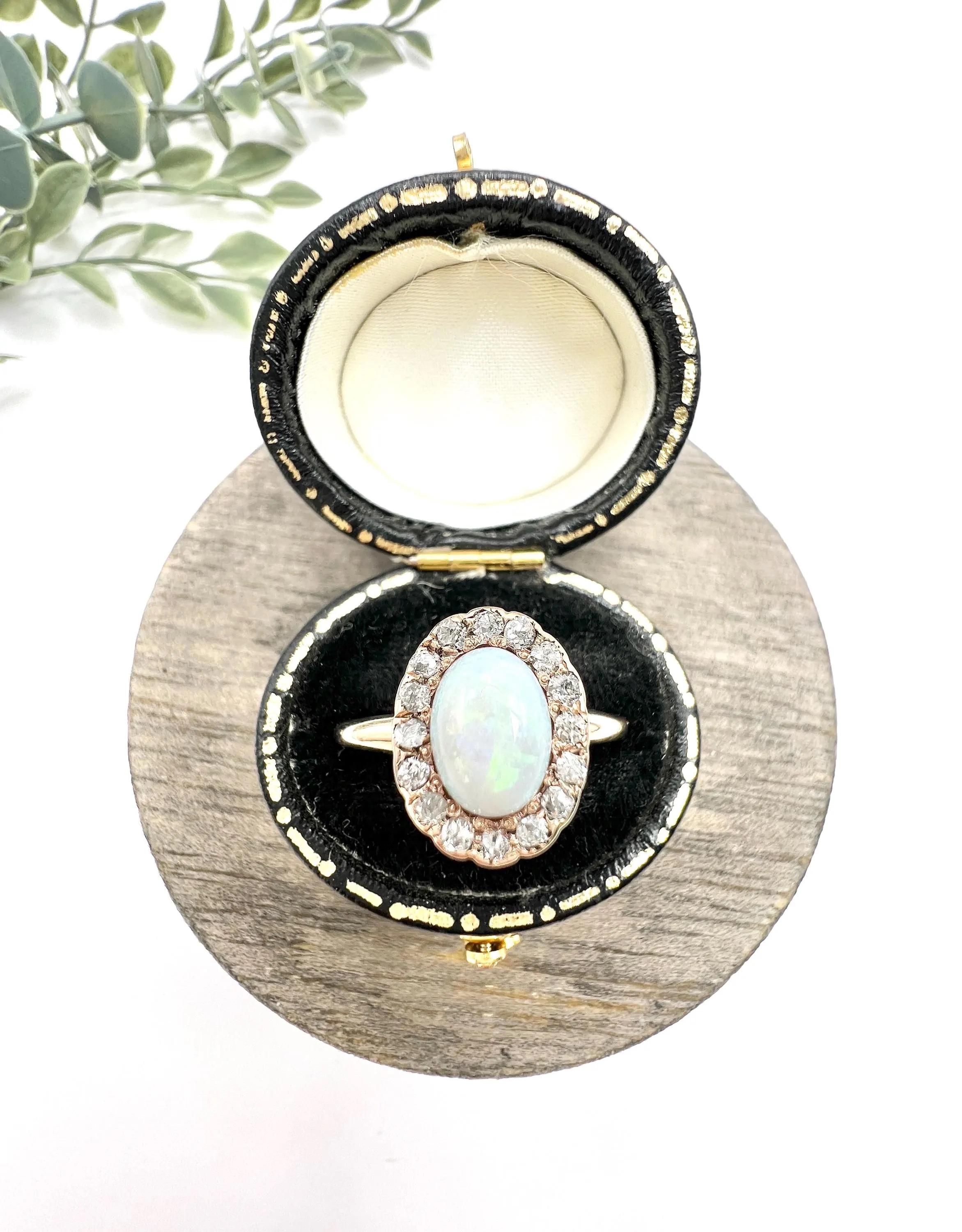 da uomo o donna Anello antico in oro giallo 10ct, opale vittoriano e diamante a forma di mazzo ovale in vendita