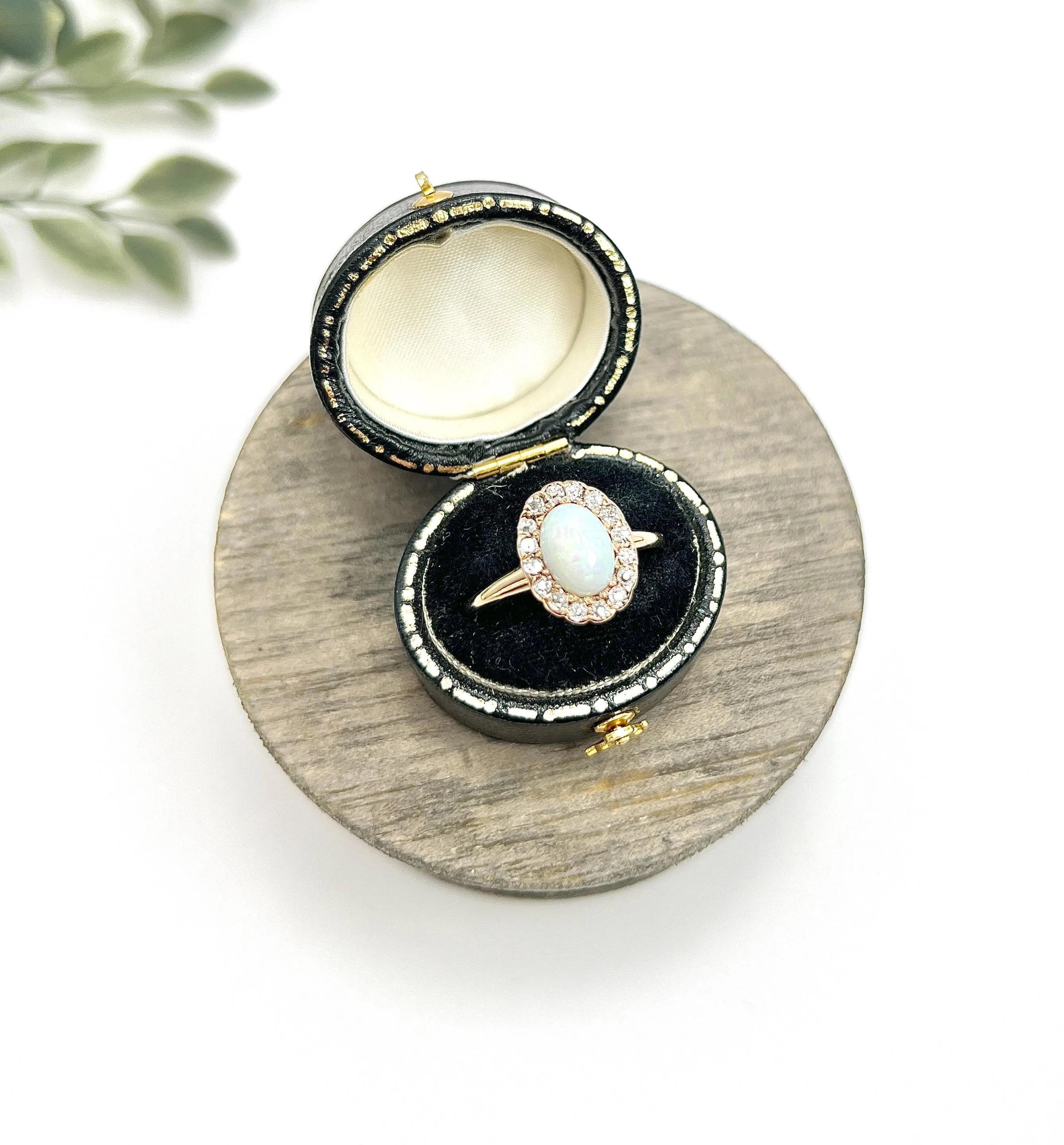 Anello antico in oro giallo 10ct, opale vittoriano e diamante a forma di mazzo ovale in vendita 1