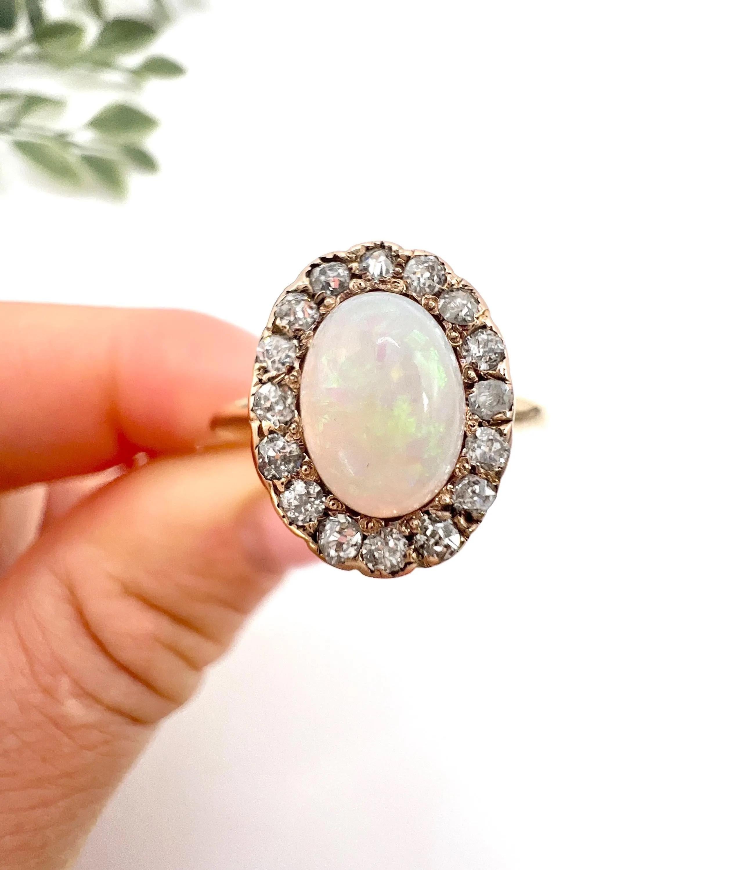 Anello antico in oro giallo 10ct, opale vittoriano e diamante a forma di mazzo ovale in vendita 2