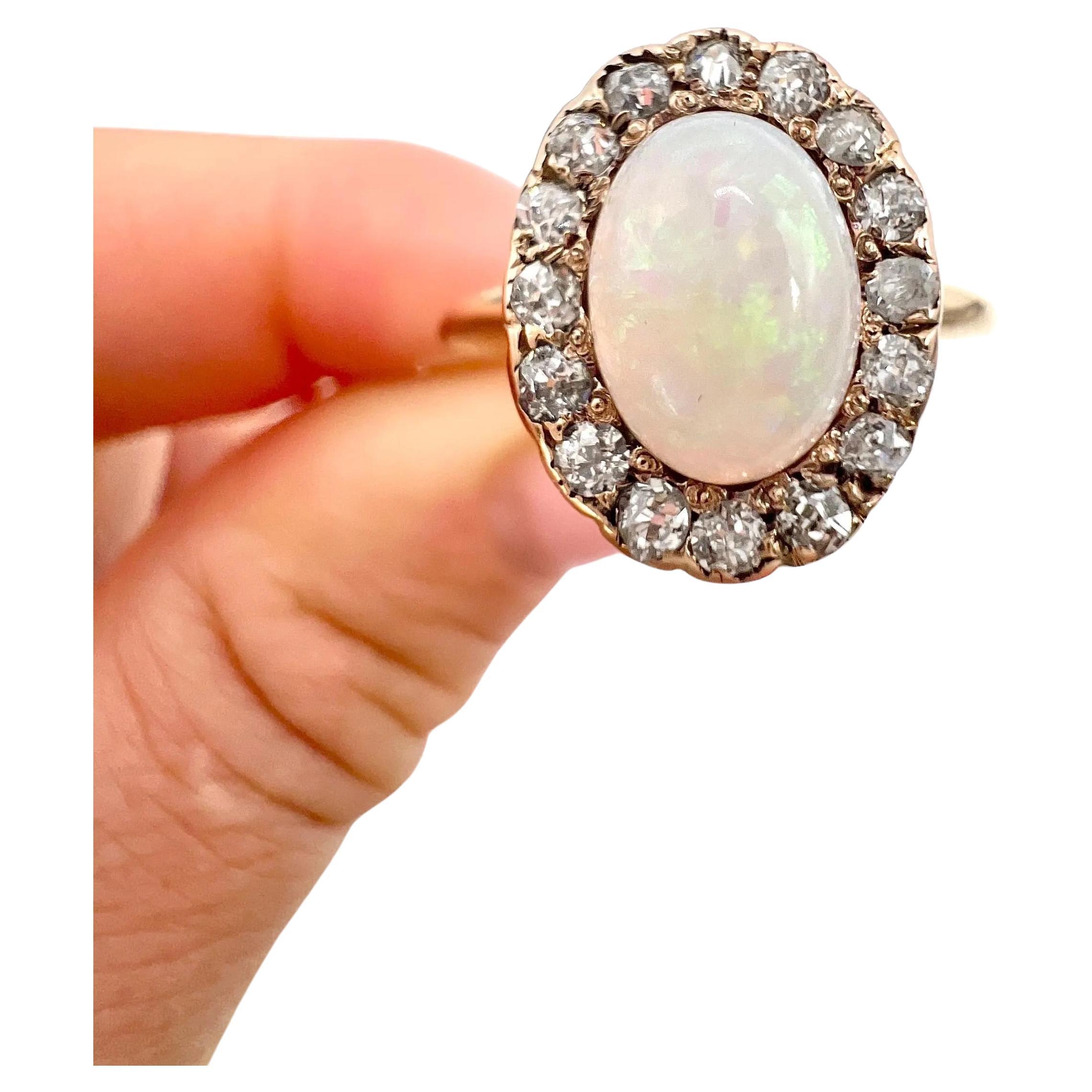 Anello antico in oro giallo 10ct, opale vittoriano e diamante a forma di mazzo ovale in vendita