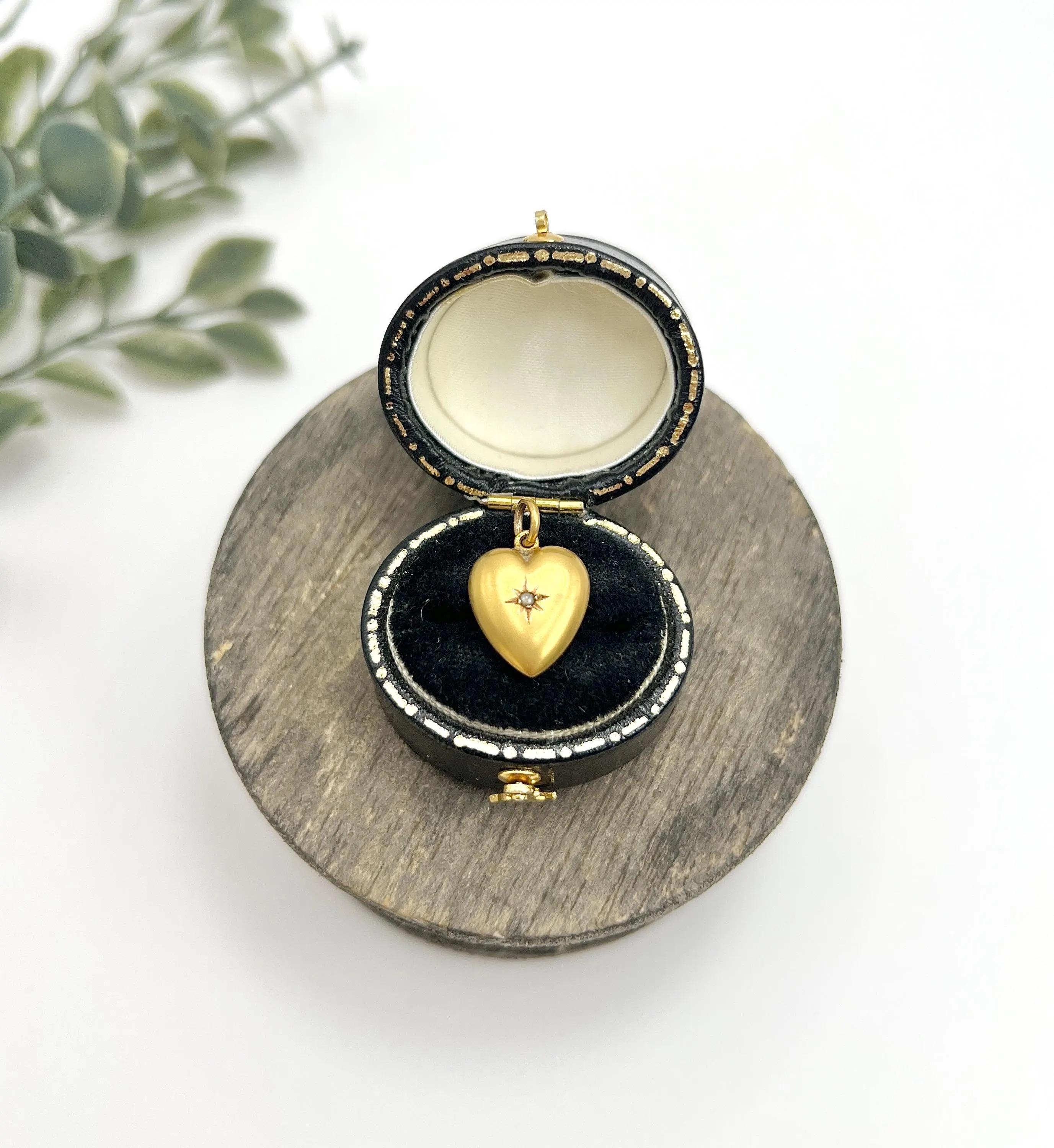 Antique 10ct Yellow Gold, Victorian Seed Pearl Heart Pendant Charm en Bueno estado para la venta en Brighton, GB