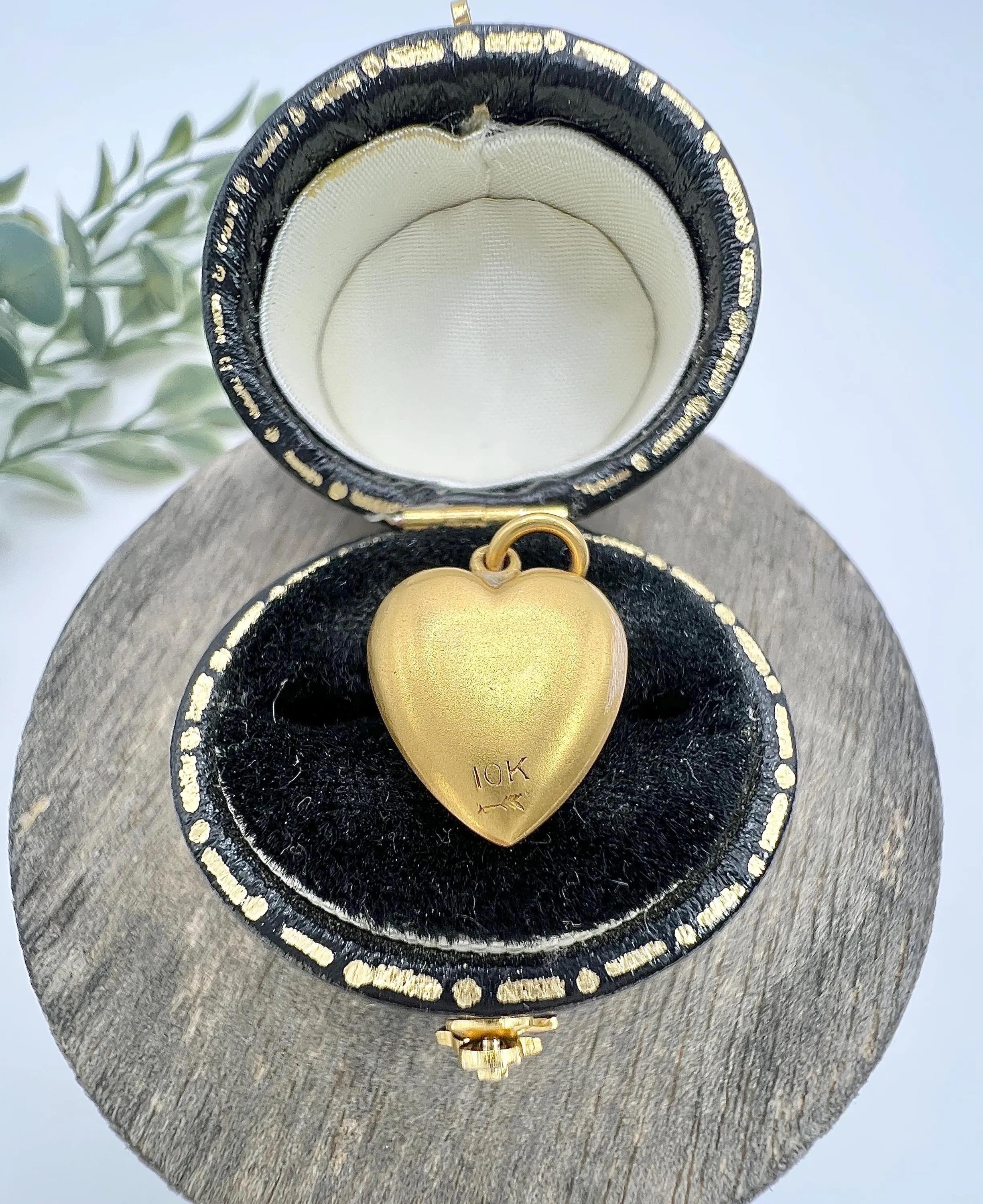 Femenino o masculino Antique 10ct Yellow Gold, Victorian Seed Pearl Heart Pendant Charm en venta