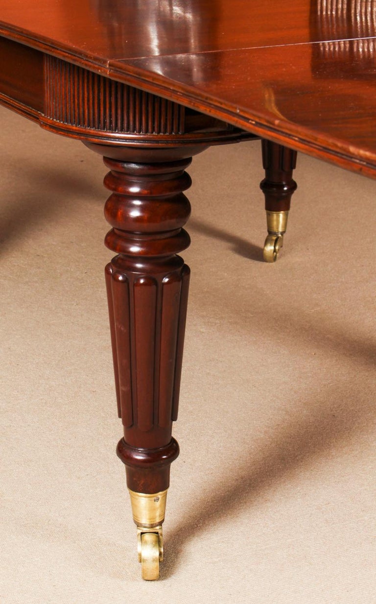 Antique Regency Flame Mahogany Extending Dining Table 19th Century For Sale 12