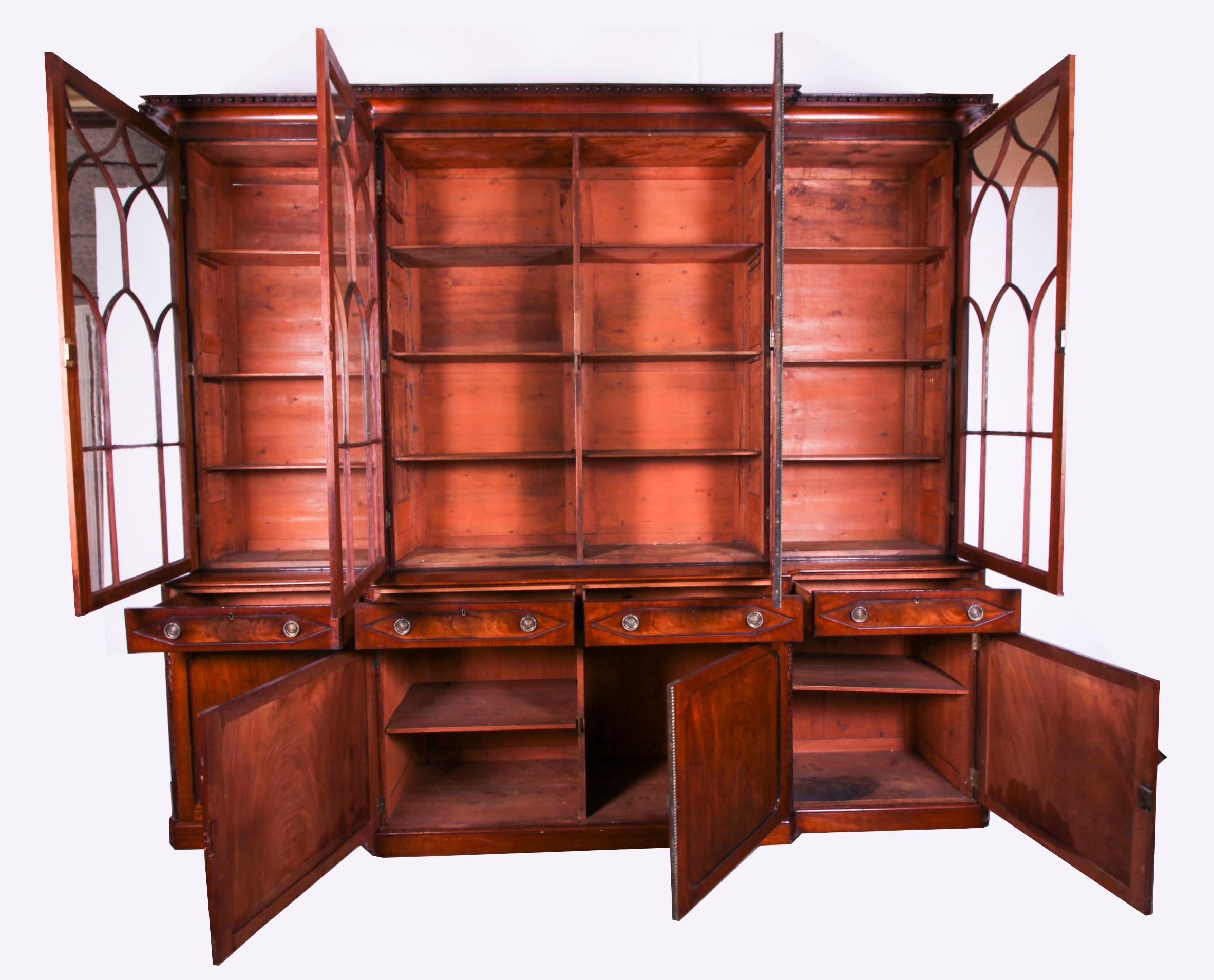Ancienne bibliothèque de style Régence de 10 pieds en acajou flammé à quatre portes brisée 19ème siècle en vente 8
