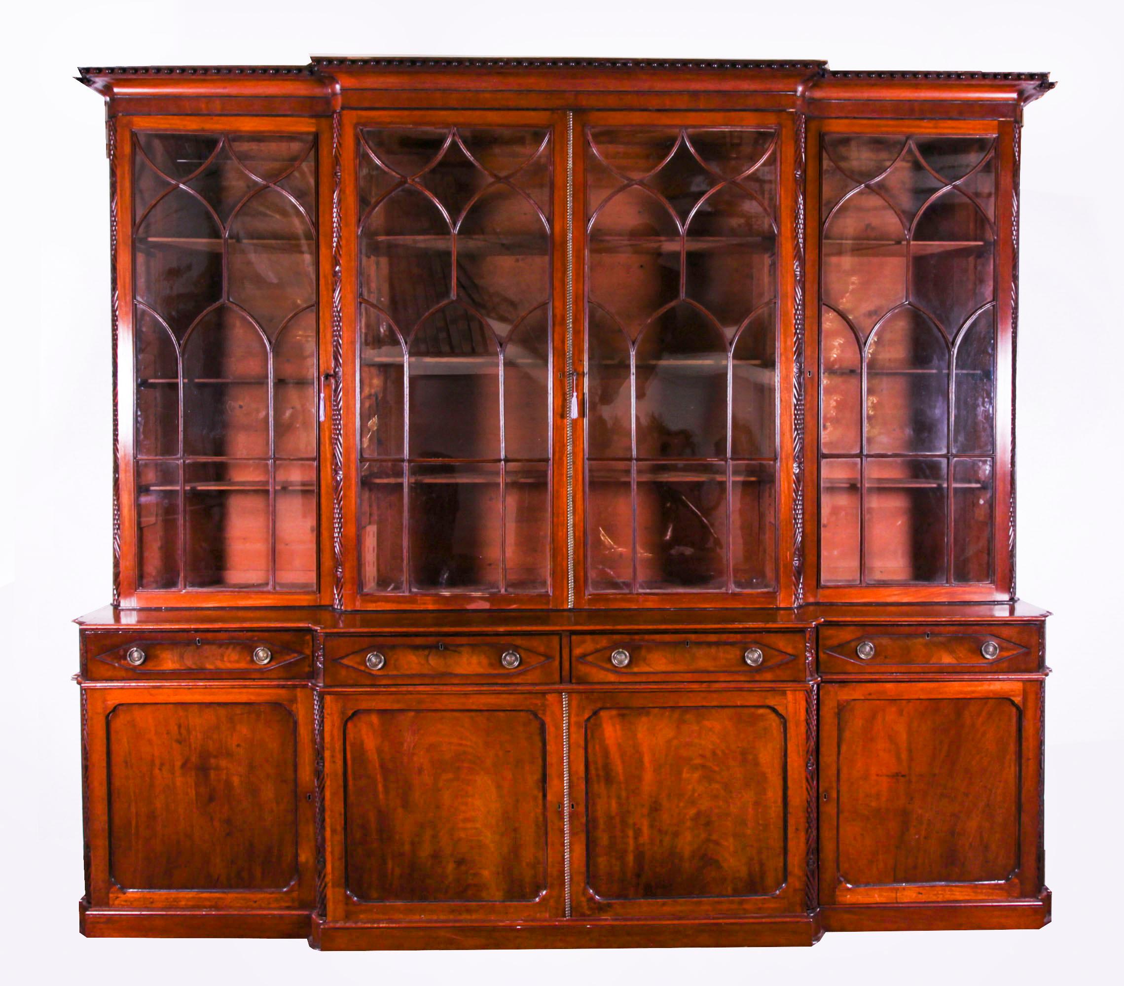 Una superba libreria in mogano a fiamma della tarda Reggenza, datata CIRCA 1830.

Il cornicione decorativo montato a sfera si trova sopra una coppia di porte a vetri astragali, affiancate da altre porte a vetri, che racchiudono ripiani