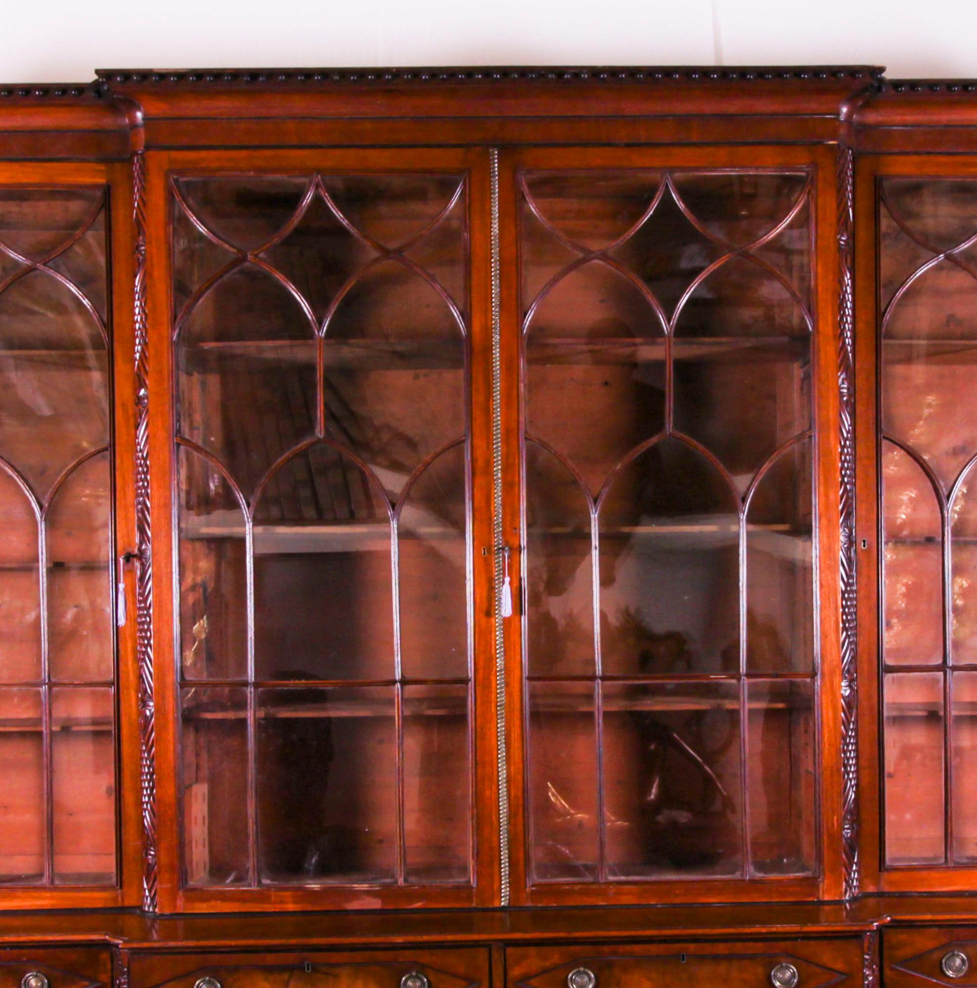 Ancienne bibliothèque de style Régence de 10 pieds en acajou flammé à quatre portes brisée 19ème siècle Bon état - En vente à London, GB