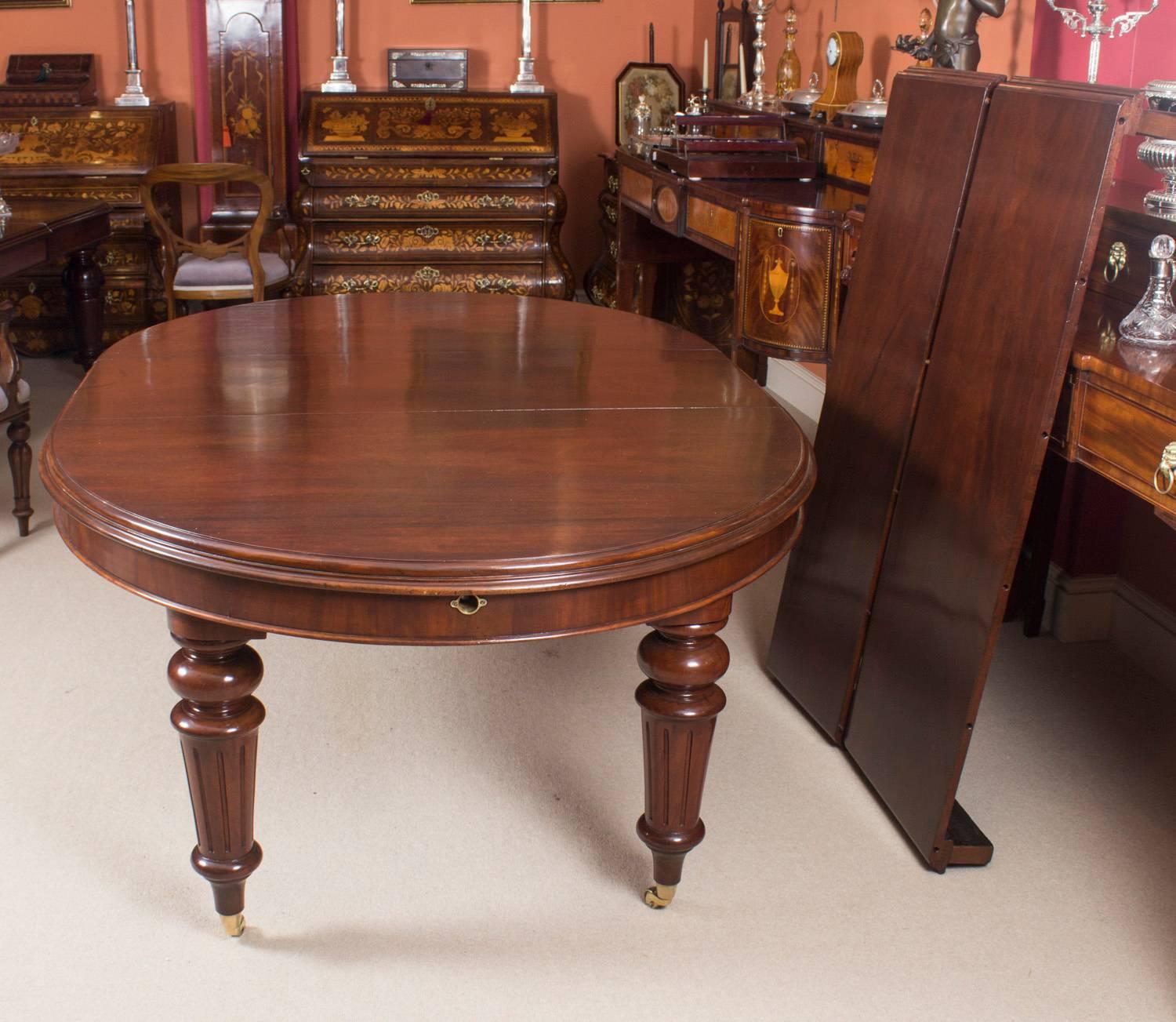 English Antique Victorian Oval Flame Mahogany Extending Dining Table, 19th Century