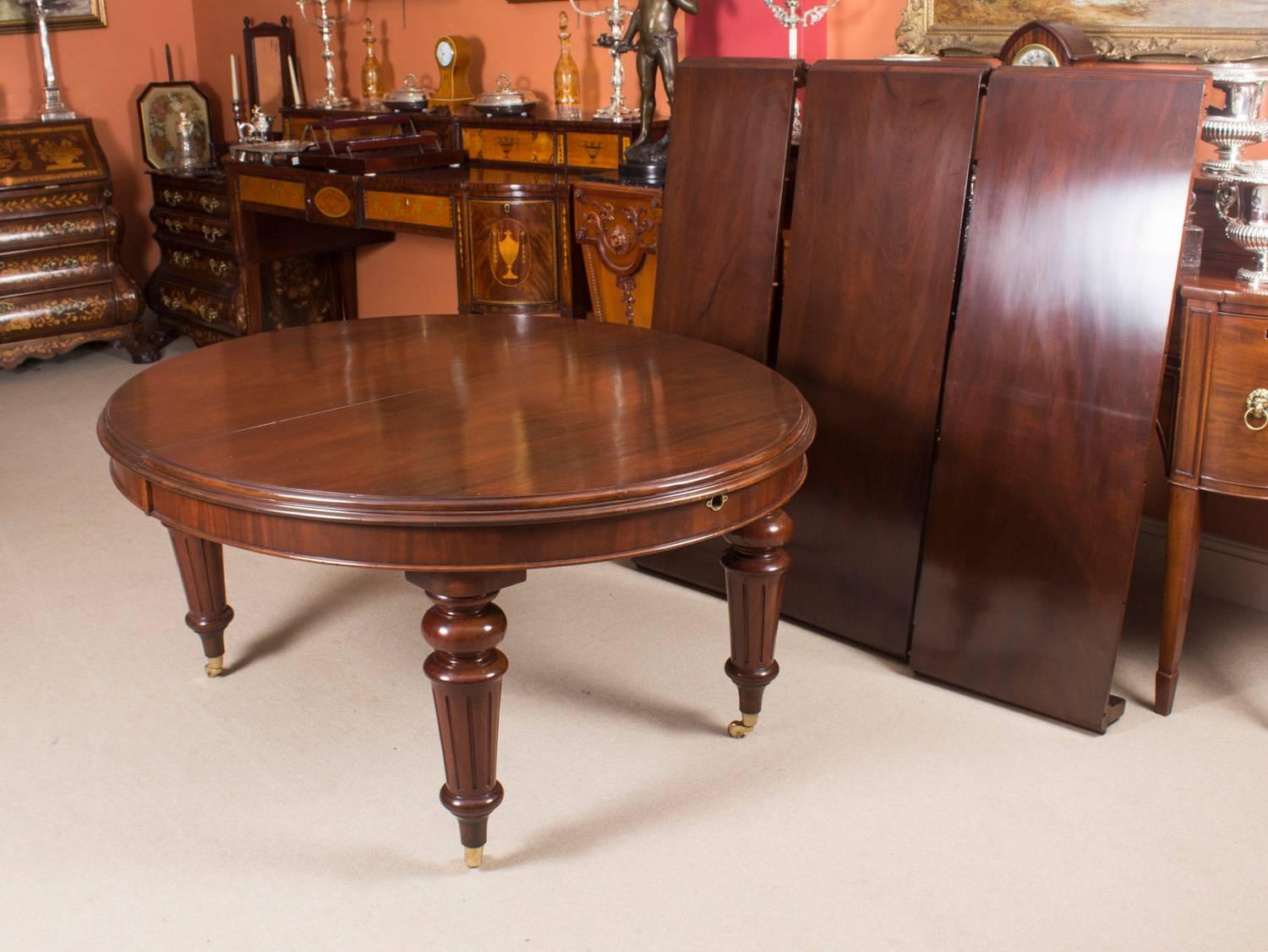 Hand-Crafted Antique Victorian Oval Flame Mahogany Extending Dining Table, 19th Century