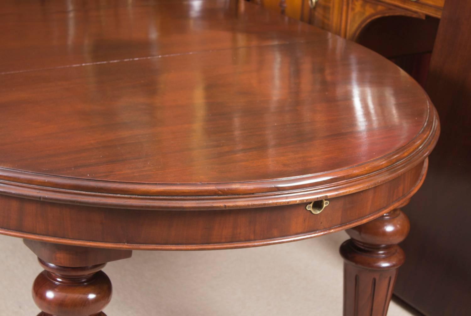 Late 19th Century Antique Victorian Oval Flame Mahogany Extending Dining Table, 19th Century