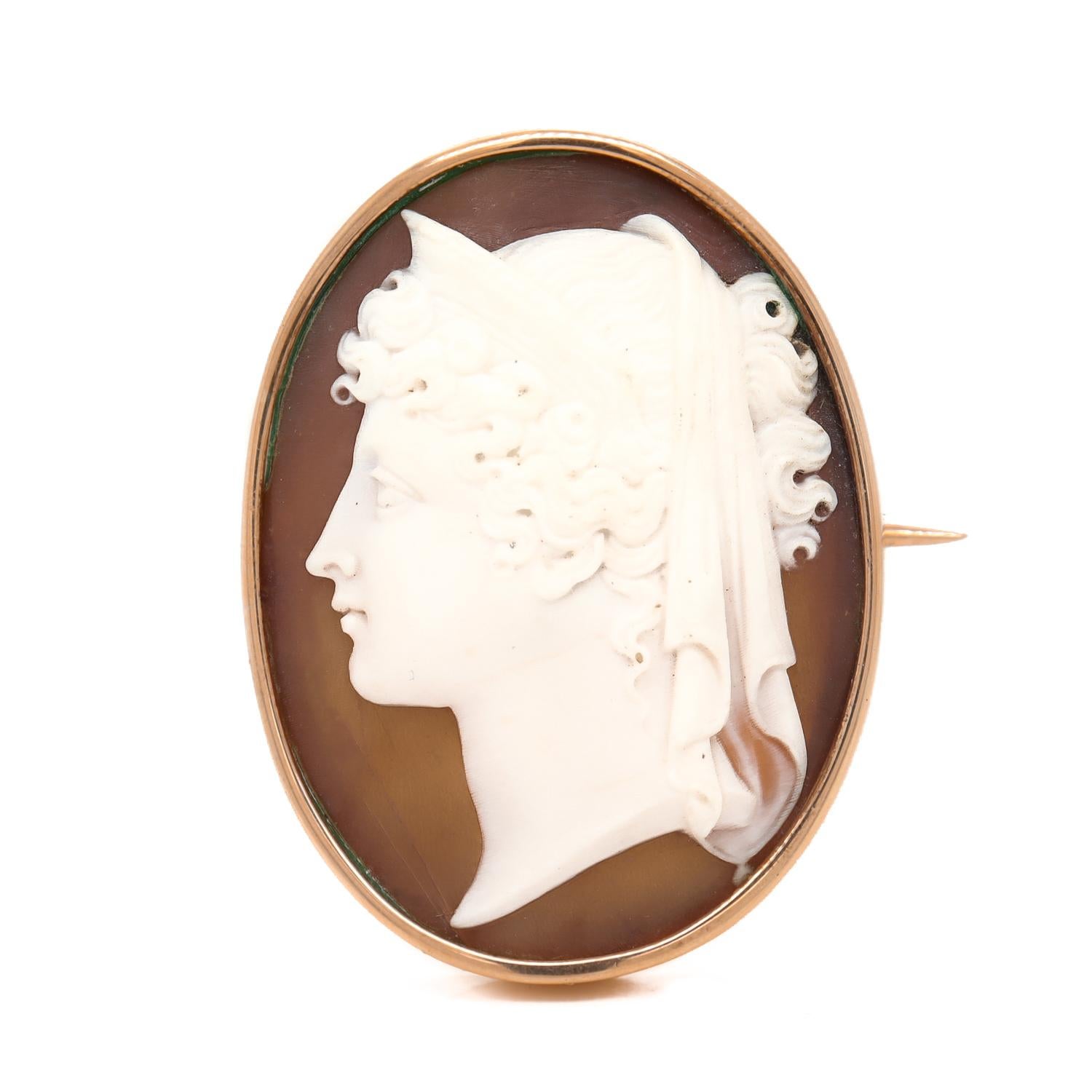 Antique 10K Gold Carved Shell Cameo Brooch of the Goddess Hera (or Juno) In Good Condition For Sale In Philadelphia, PA