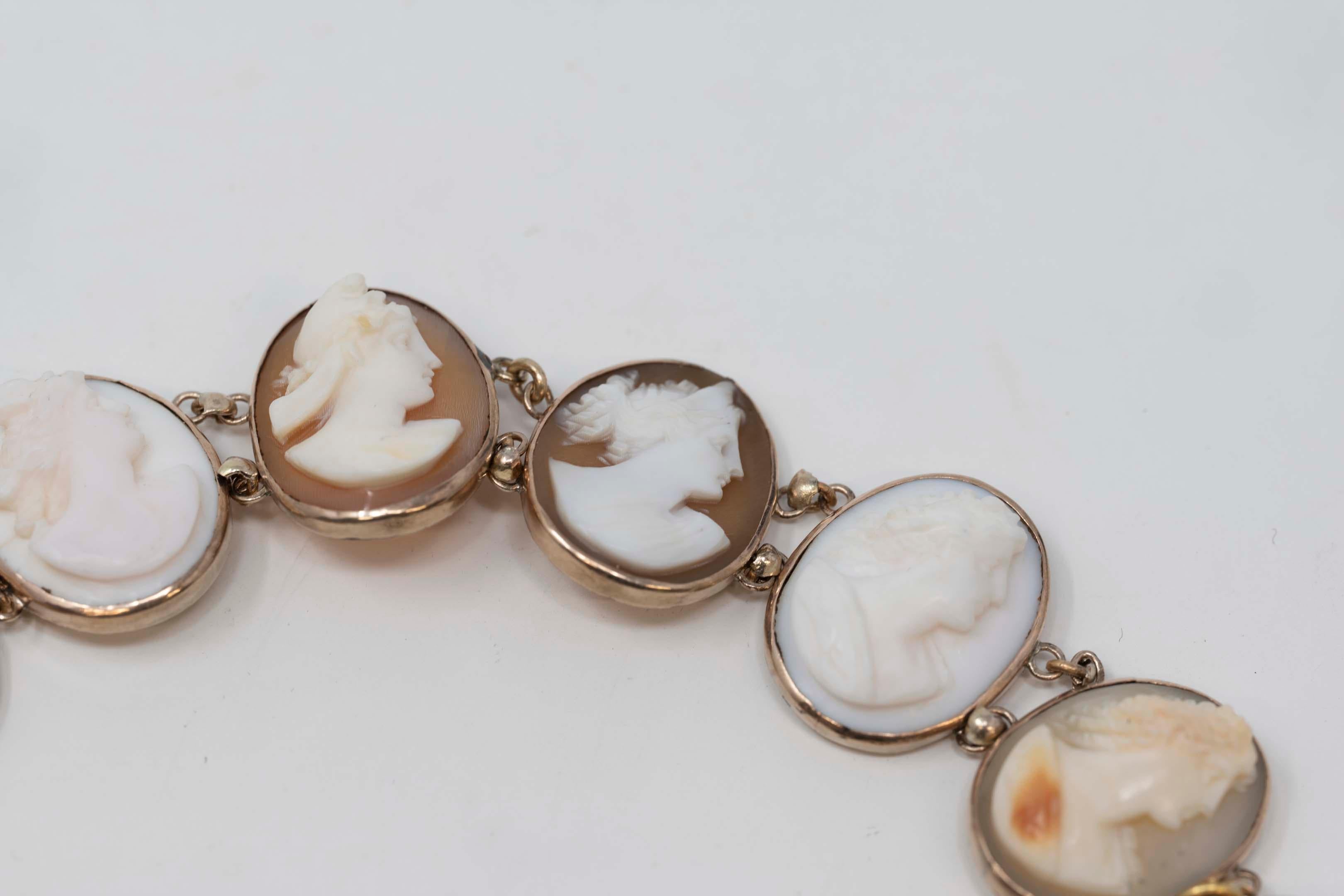 Bracelet ancien en or 10k avec camée en forme de coquille de conque en vente 1