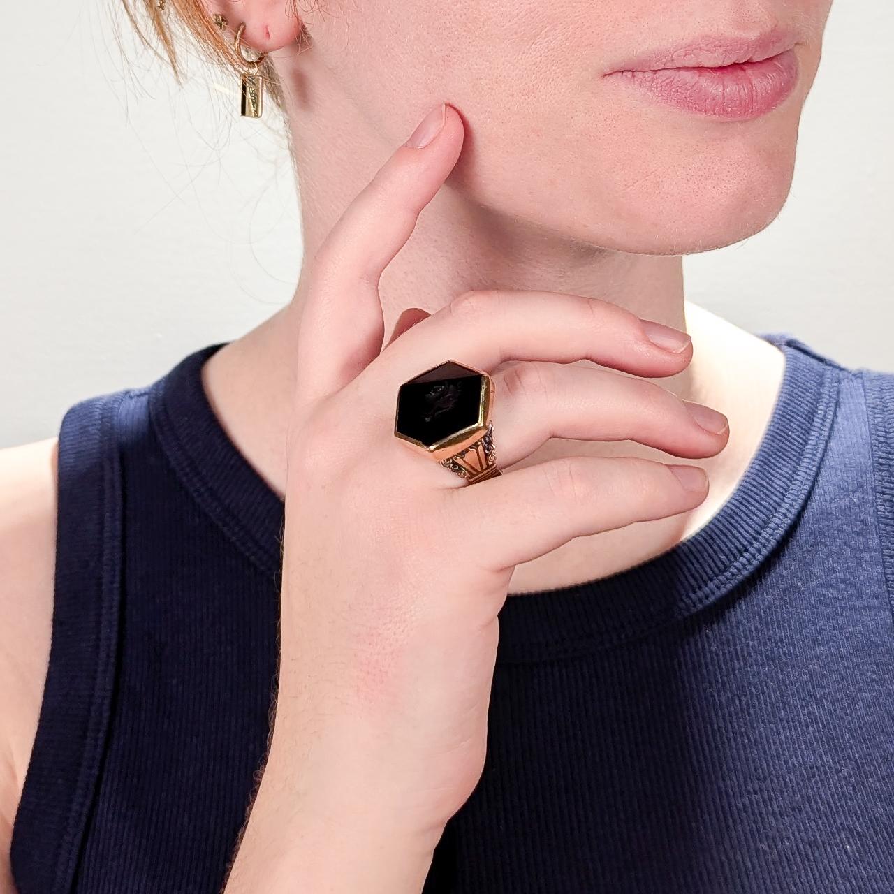 A fine antique gold & carnelian ring.

In 10 karat yellow gold.

With a hexagonal faceted carnelian with a carved intaglio profile of a Roman soldier, centurion or legionnaire.

Marked to the interior for 10K and with partially legible mark.

Simply