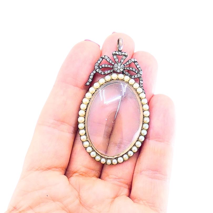 
Materiali: 10k  Oro 
Peso: 12.4 grammi
Pietra preziosa: Perla, Diamante
Misura: 1 1/4