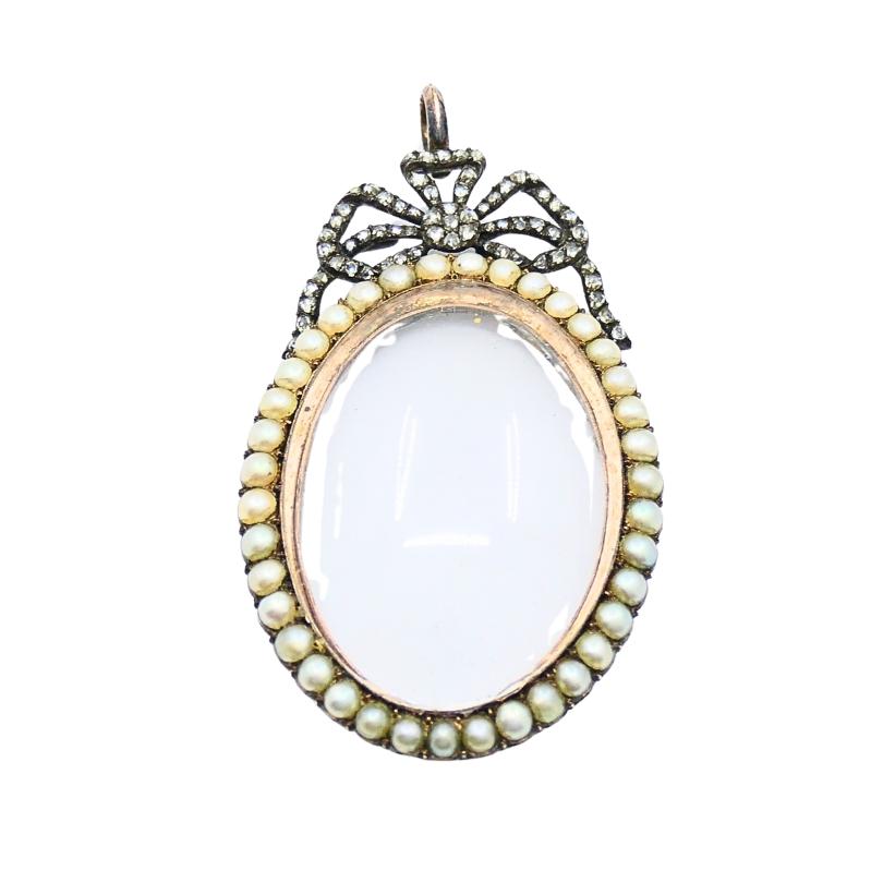 Donna Oro antico 10k  Ciondolo a forma di medaglione con perla  Accento di diamanti Scatola originale di Londra in vendita