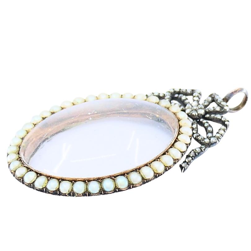 Oro antico 10k  Ciondolo a forma di medaglione con perla  Accento di diamanti Scatola originale di Londra in vendita 1