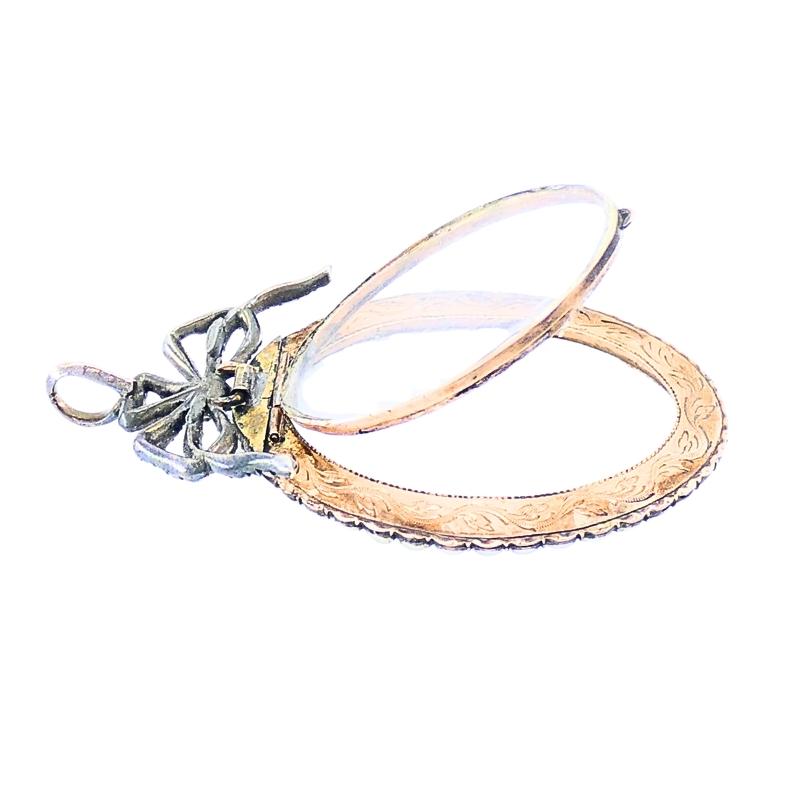 Oro antico 10k  Ciondolo a forma di medaglione con perla  Accento di diamanti Scatola originale di Londra in vendita 3