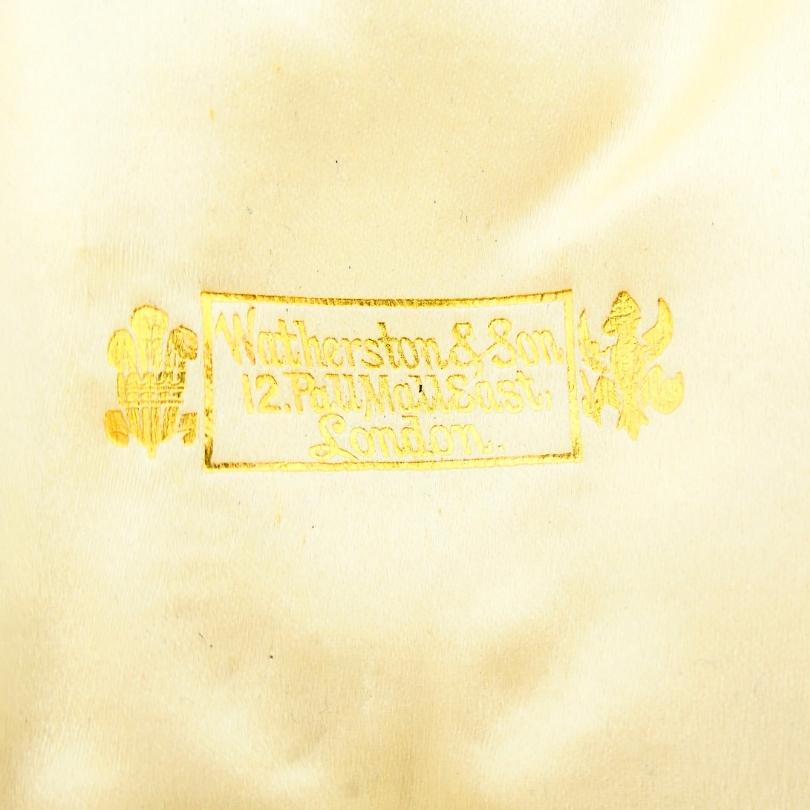 Oro antico 10k  Ciondolo a forma di medaglione con perla  Accento di diamanti Scatola originale di Londra in vendita 4