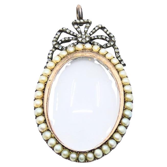 Oro antico 10k  Ciondolo a forma di medaglione con perla  Accento di diamanti Scatola originale di Londra in vendita