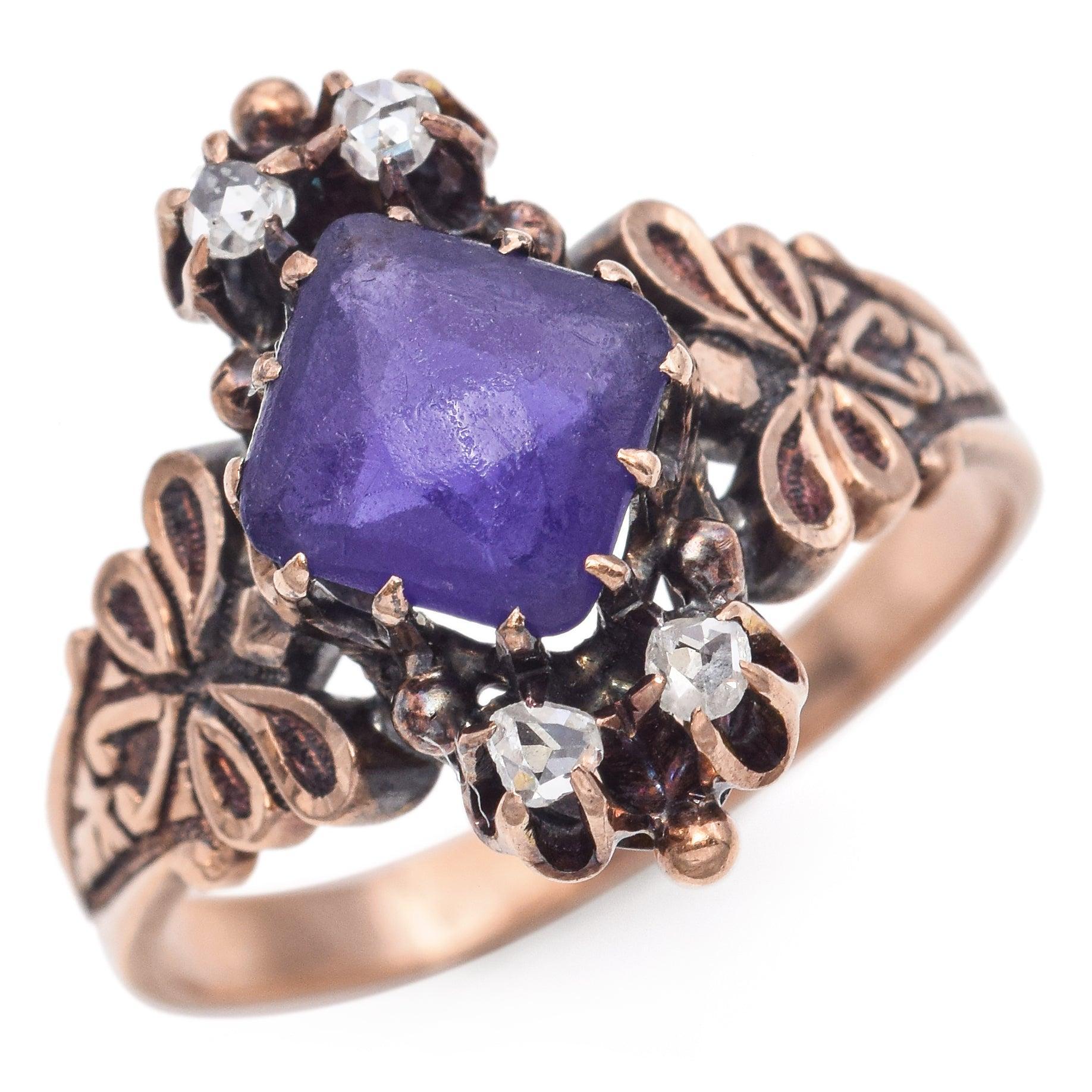 Peso: 3,2 grammi
A. Stone: Ametista (7 mm) e diamanti taglio rosa (1,75 - 2 mm)
Faccia dell'anello: 8,35 x 16,5 mm
Misura dell'anello: 7
Metallo: 10k
CODICE ARTICOLO: BR-1317-061224-14