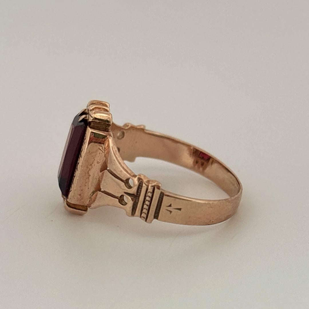 Antiker 10K Rose Gold Zarter roter Granat Ring (Smaragdschliff) im Angebot
