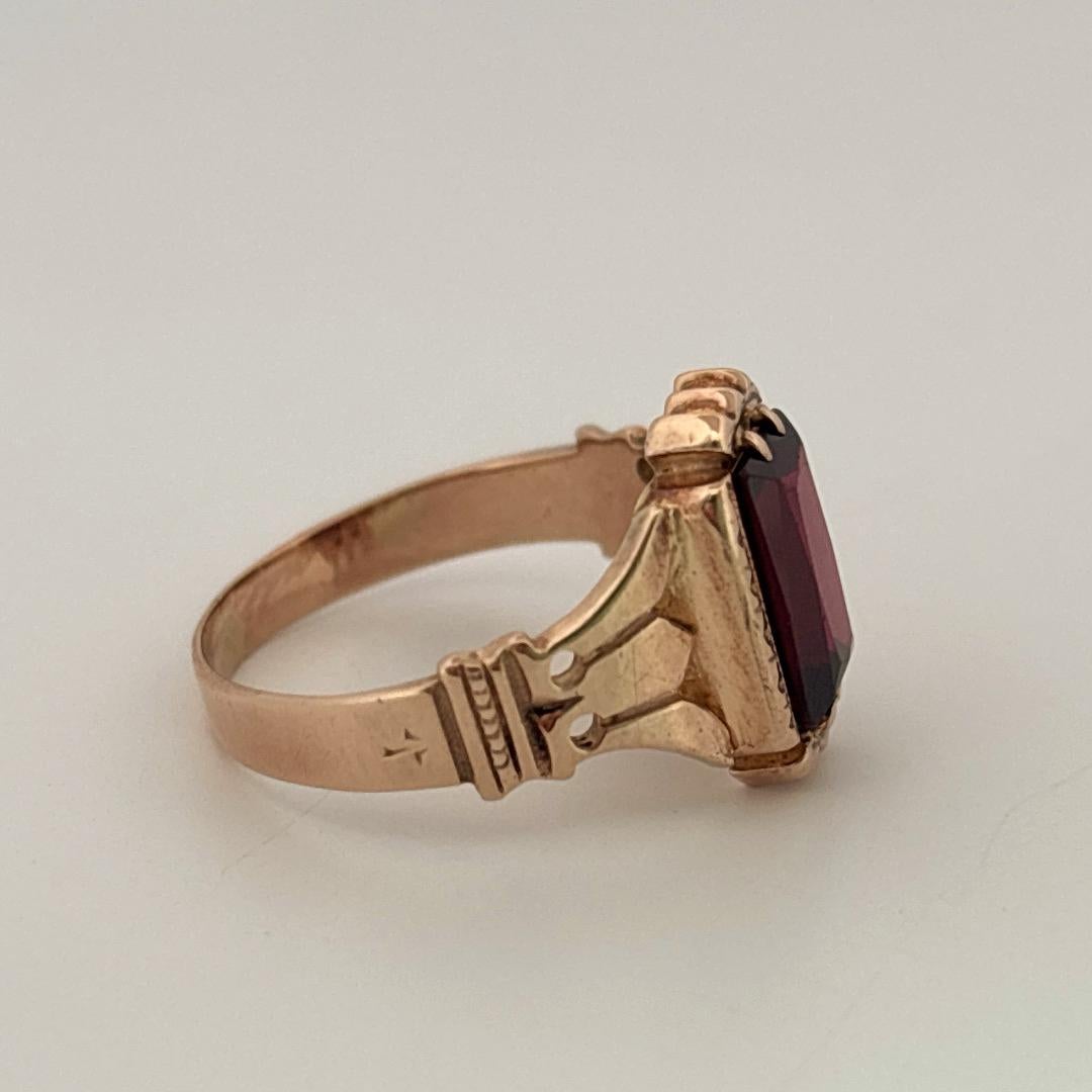 Antiker 10K Rose Gold Zarter roter Granat Ring im Zustand „Gut“ im Angebot in Sewickley, PA
