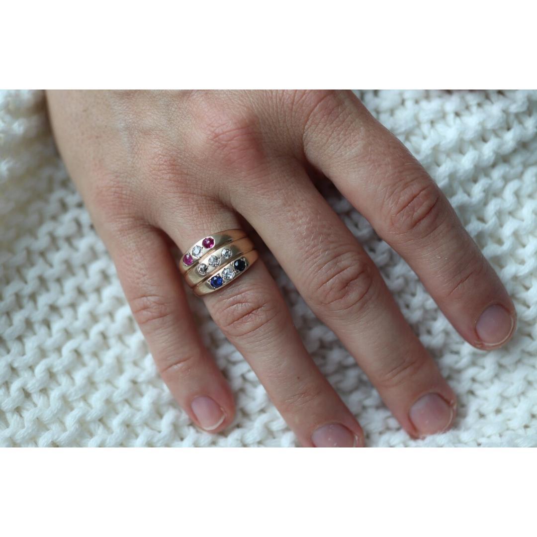 Vintage des années 1910
Taille : 8 US
MATERIAL : Or
Pierre précieuse : Rubis
Couleur de la pierre : incolore

Style : Minimaliste

Anneau/bandeau très unique pour hommes ou femmes. Triple pierre avec rubis, saphirs et diamants sertis dans une bague