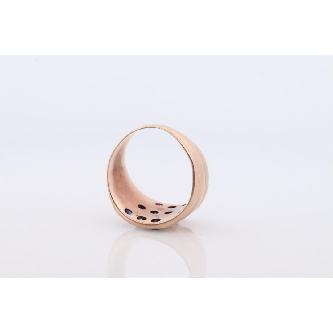 Bague ancienne à triple anneau de 10 carats, rubis, saphir et diamant. Diamant tzigane serti dans en vente 3