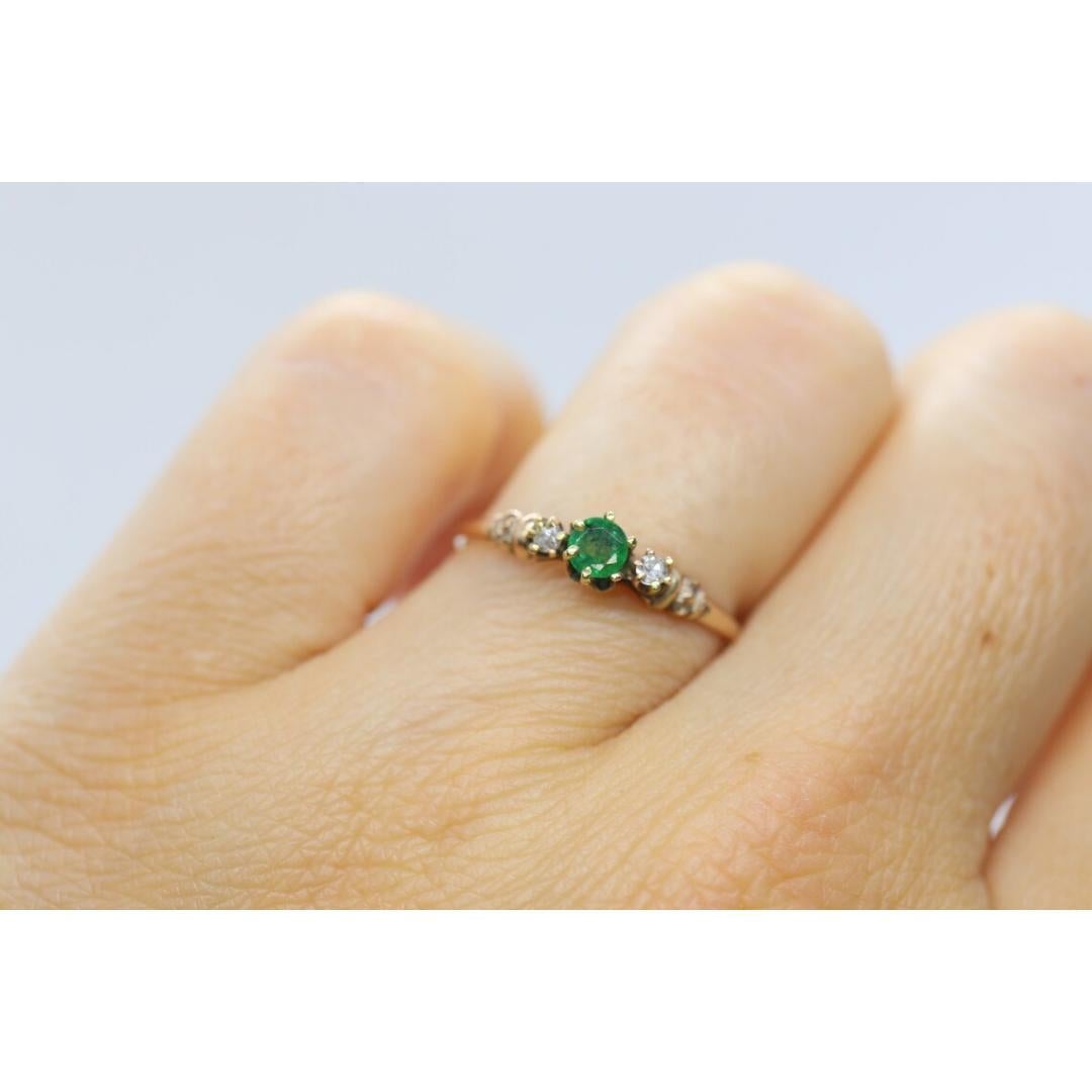Vintage from the 1920s
Size: 7 US
Materials: Gold
Gemstone: Emerald
Band Color: Gold

Style: Victorian

Amazing Emerald set into a Victorian Claw with small cut diamonds on sides.

Condition: Excellent condition for the age.

Details:
3.5mm round