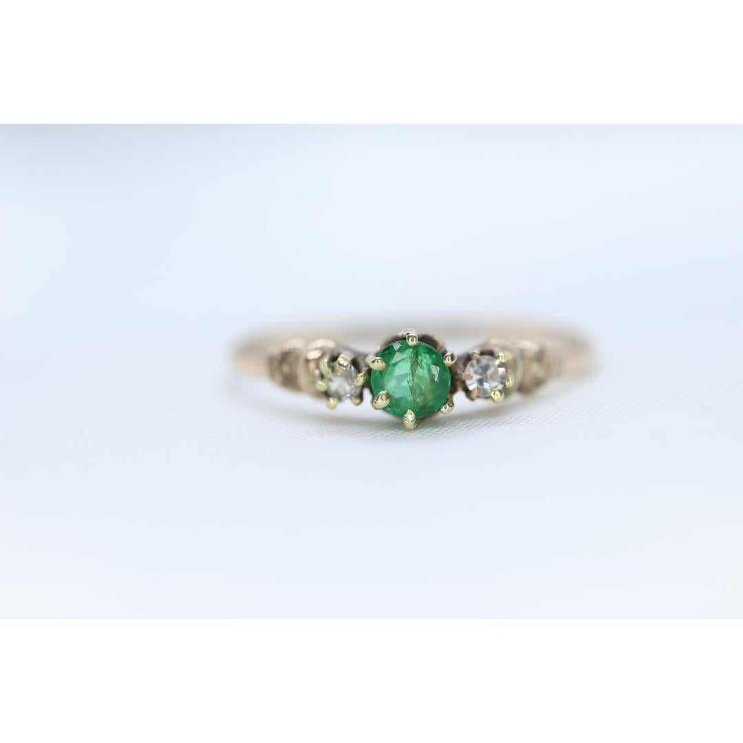 Antique 10k Victorian Emerald and Diamond Claw set ring. Antique dainty emerald In Good Condition For Sale In Port Charlotte, FL