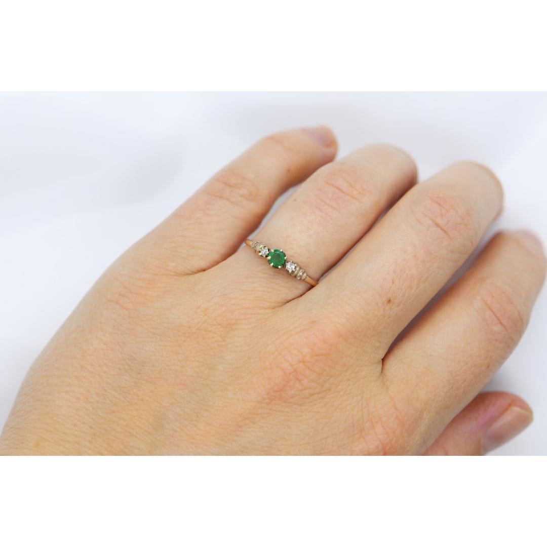 Antique 10k Victorian Emerald and Diamond Claw set ring. Antique dainty emerald For Sale 1