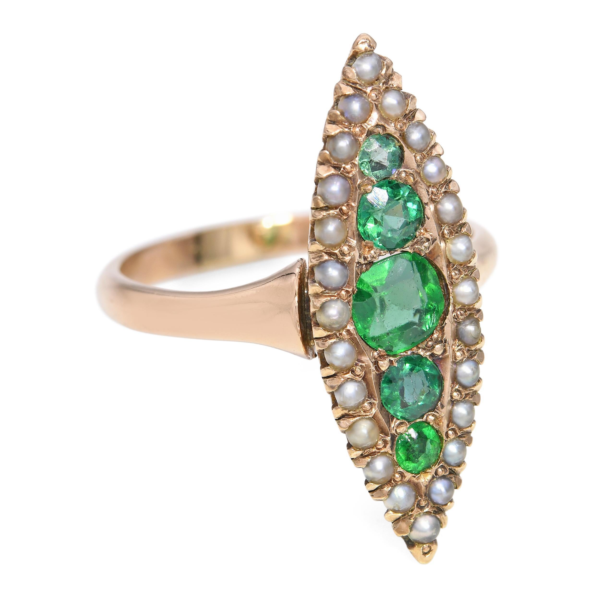 Bague ancienne en or jaune 10k 0.70tcw Emeraude et Perle Navette Pour femmes en vente